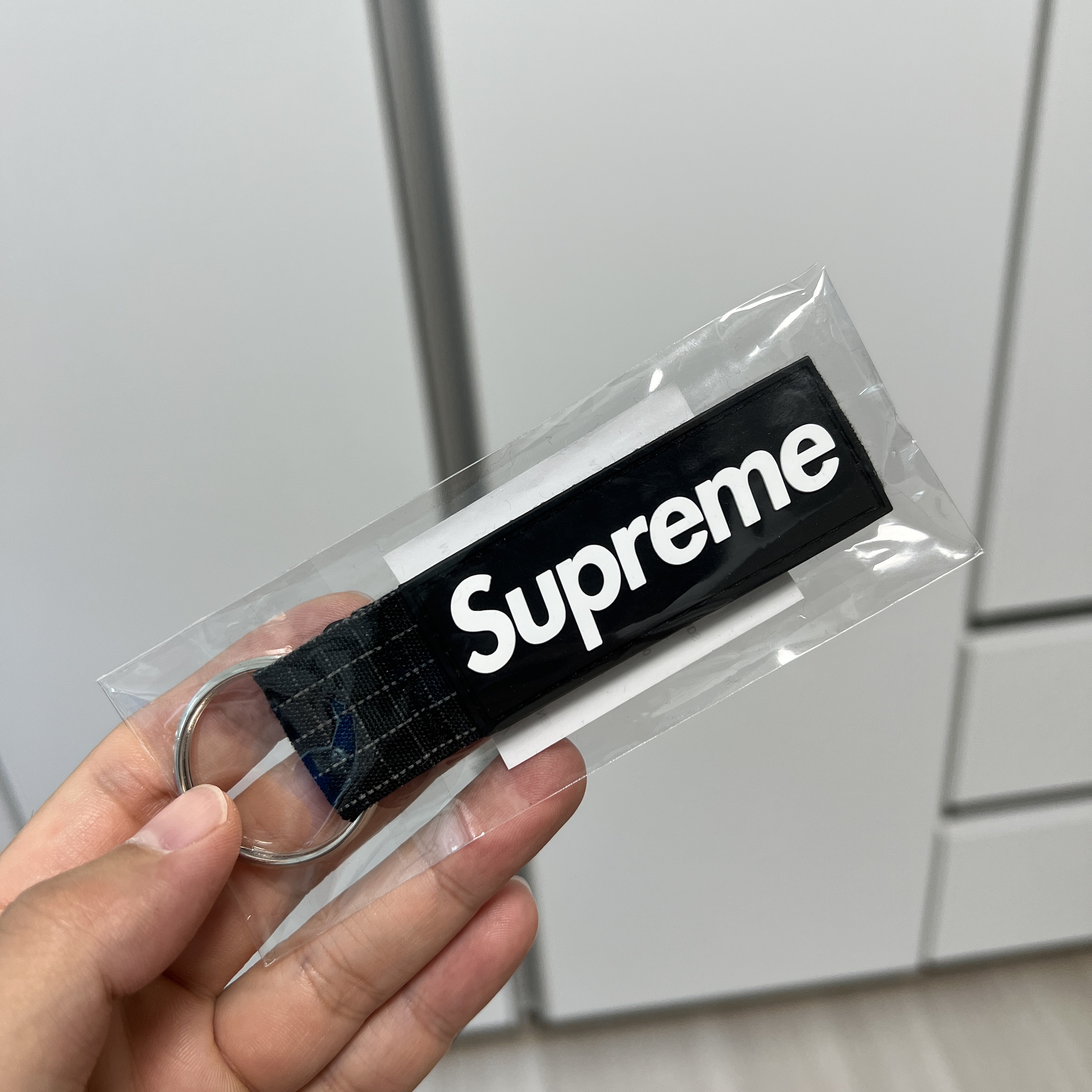 Supreme Ripstop Keychain Black - 24SS 착용 스타일