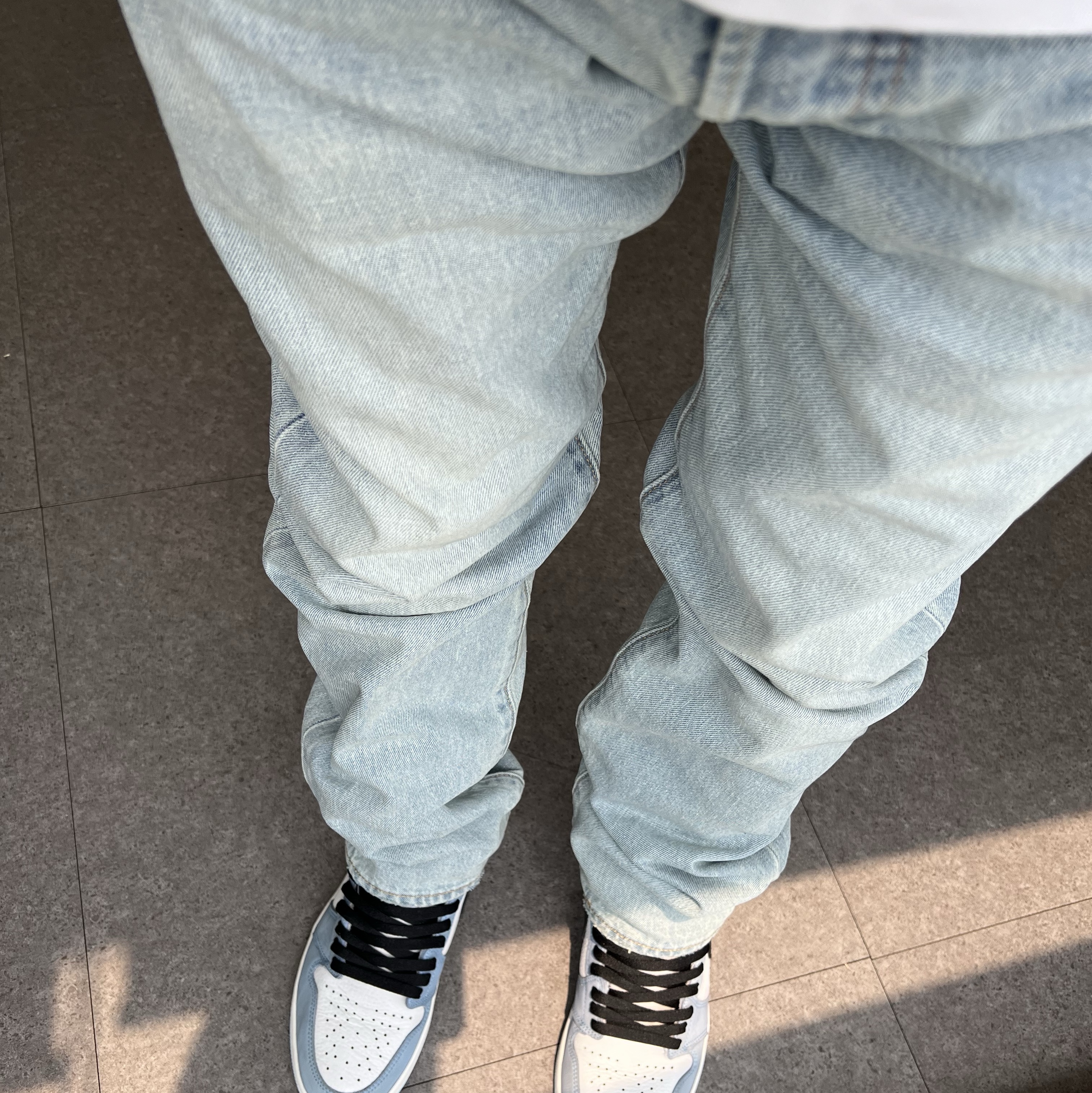 Jordan 1 Retro High OG University Blue 착용 스타일 - 1