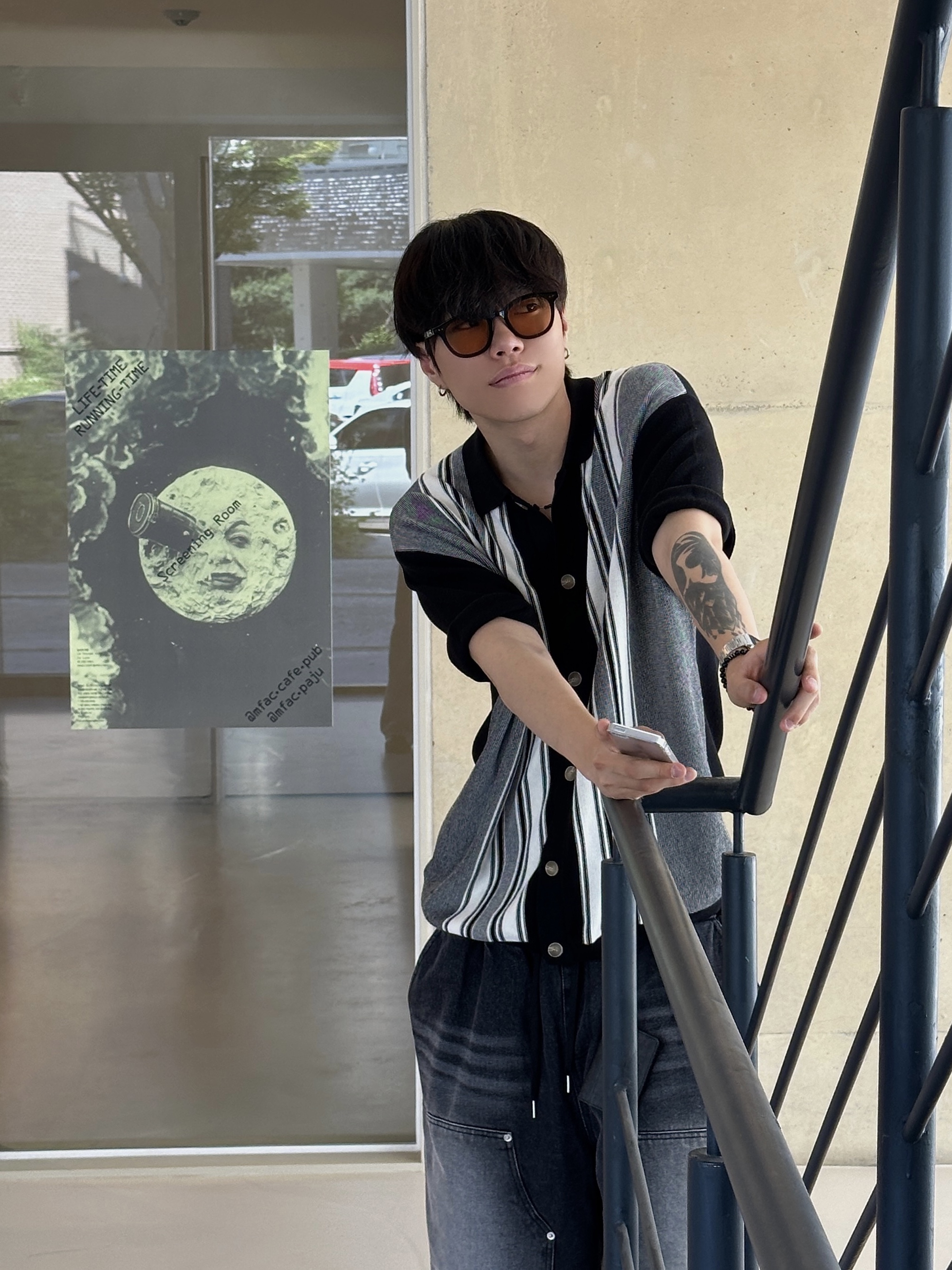 Maison Mihara Yasuhiro Blakey OG STC Sole Paper Like Leather Low-top Sneakers Black 착용 스타일 - 5