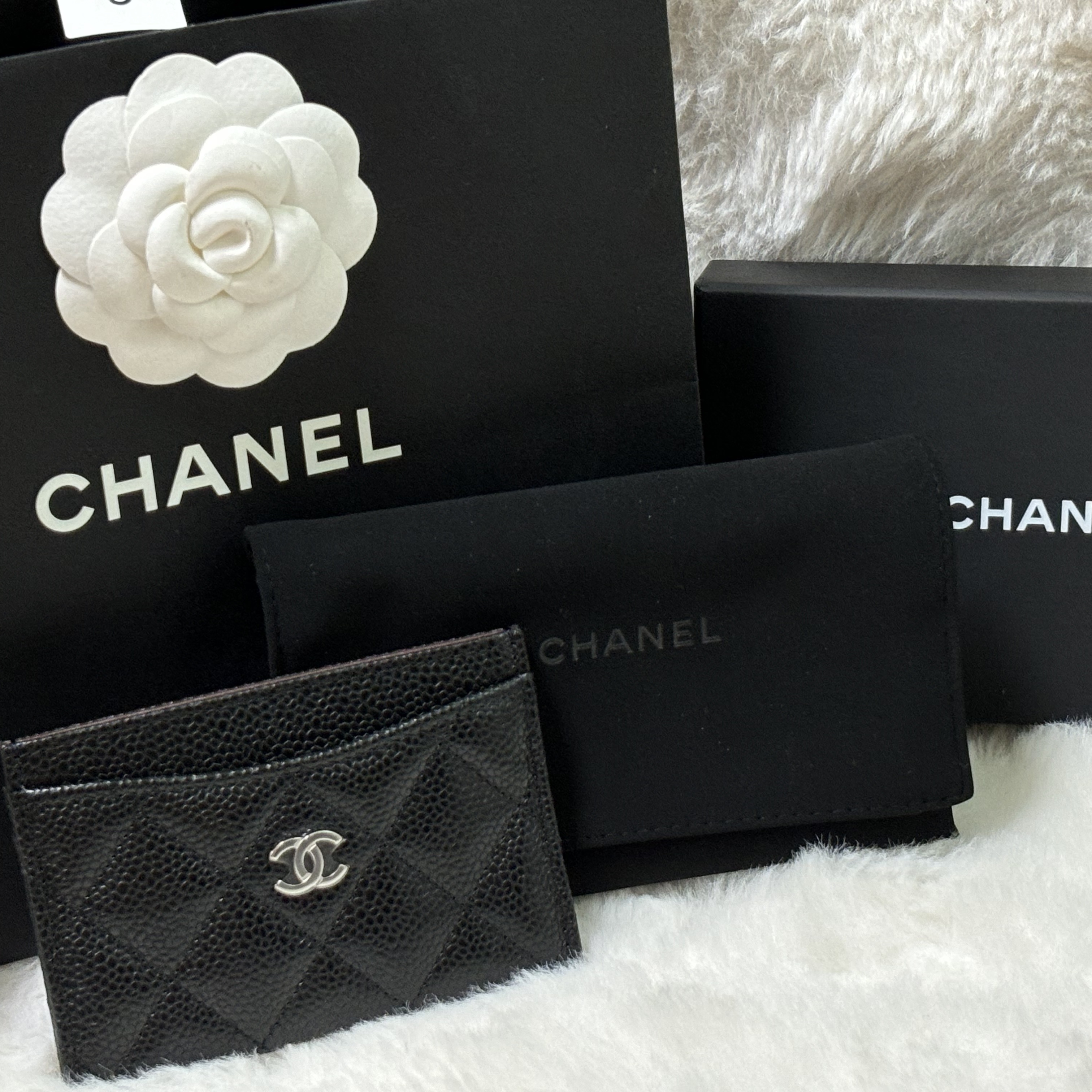 Chanel Classic Card Holder Grained Calfskin & Silver Black 착용 스타일