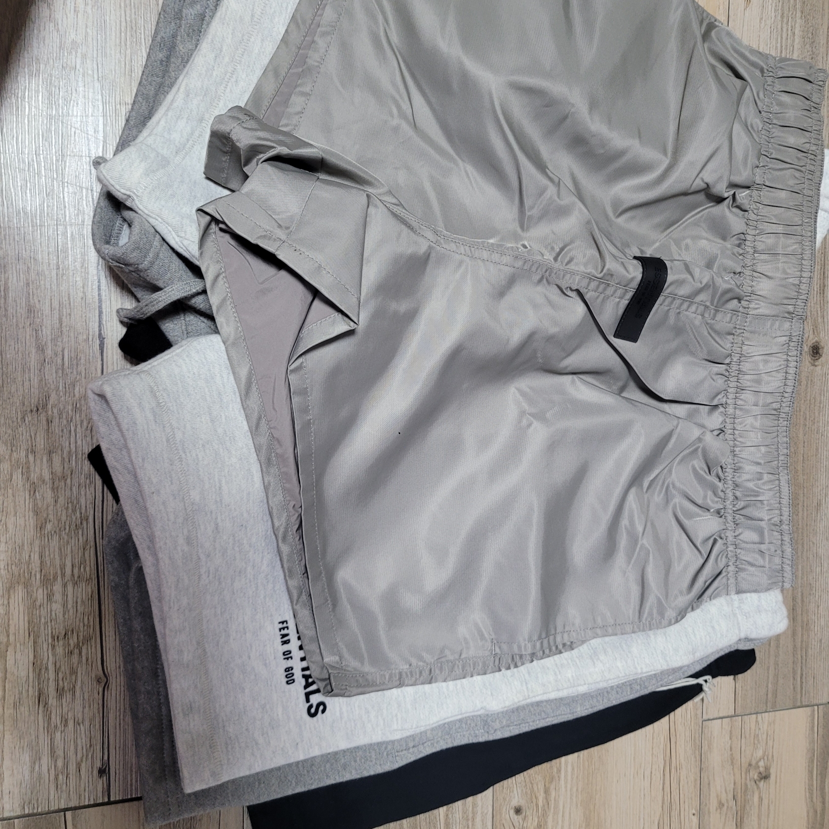 Essentials Sweatshort Jet Black - 23FW, Essentials Running Shorts Desert Taupe - 22SS 착용 스타일