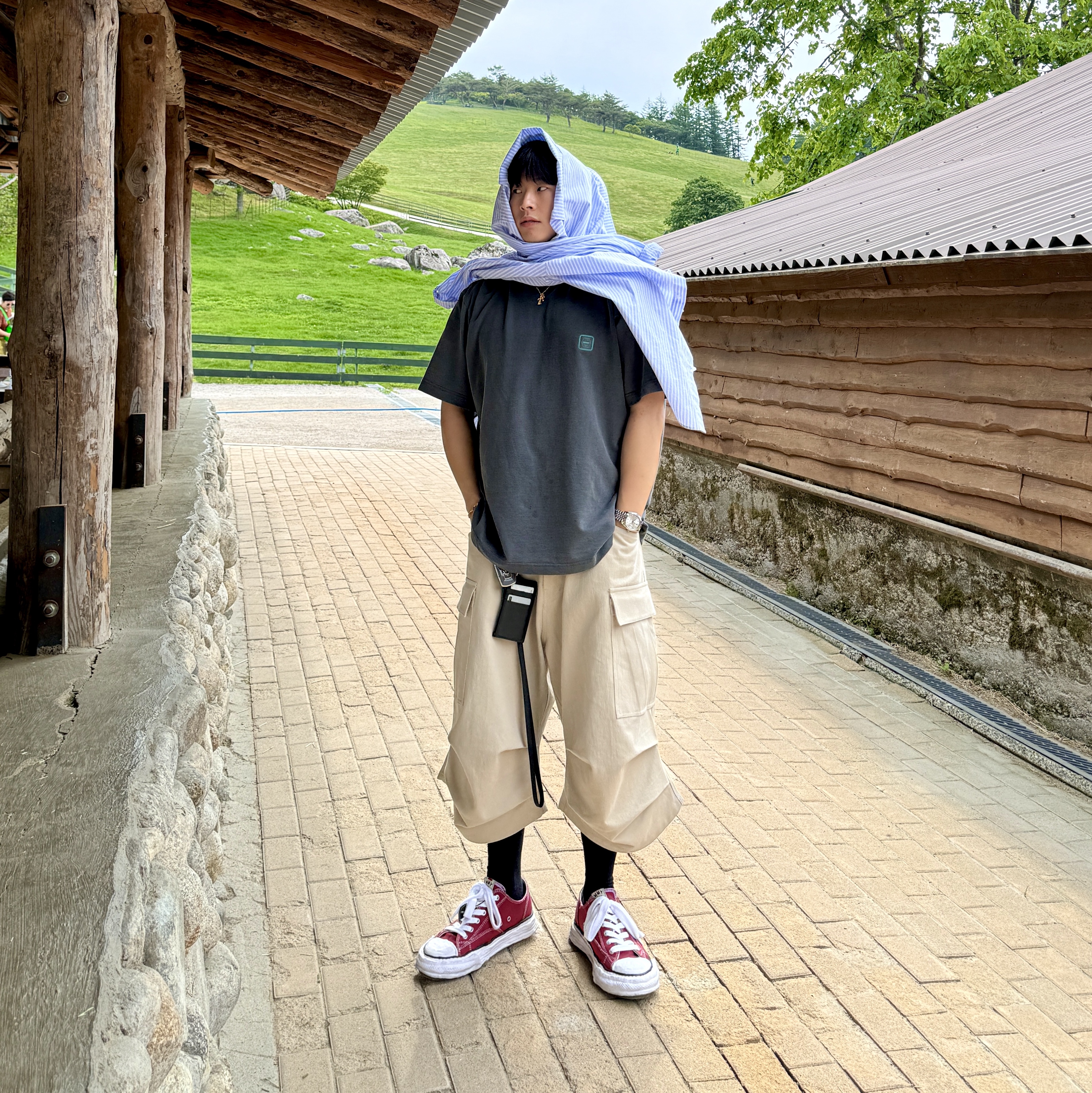 Nonnod Side Cargo Shorts Beige, Maison Mihara Yasuhiro Peterson23 OG Sole Canvas Low-top Sneakers Bordeaux 착용 스타일 - 1