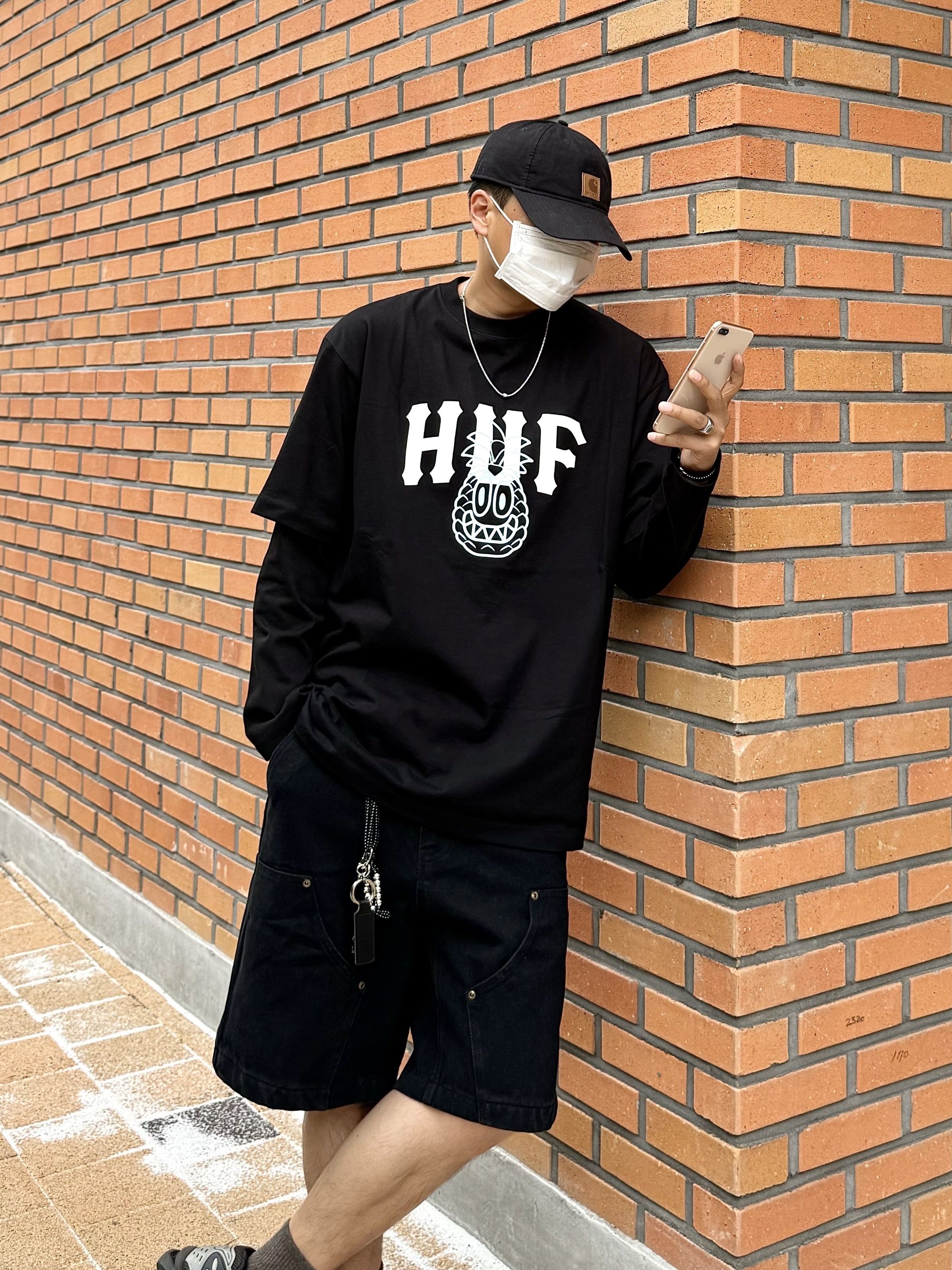 HUF x Reddy Pinnacle T-Shirt Black, Carhartt Canvas Cap Black 착용 스타일 - 3
