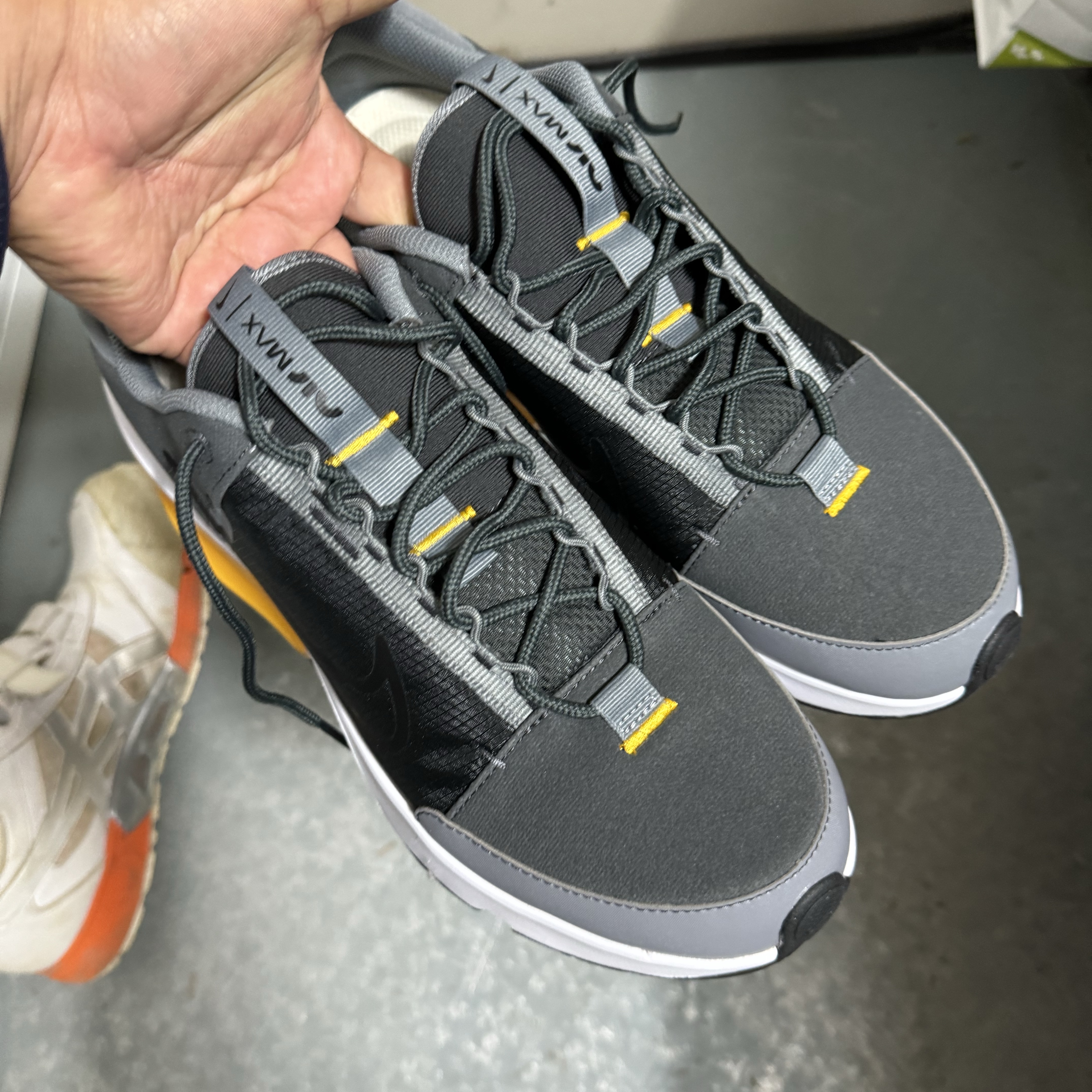 Nike Air Max Intrlk Anthracite 착용 스타일 - 2