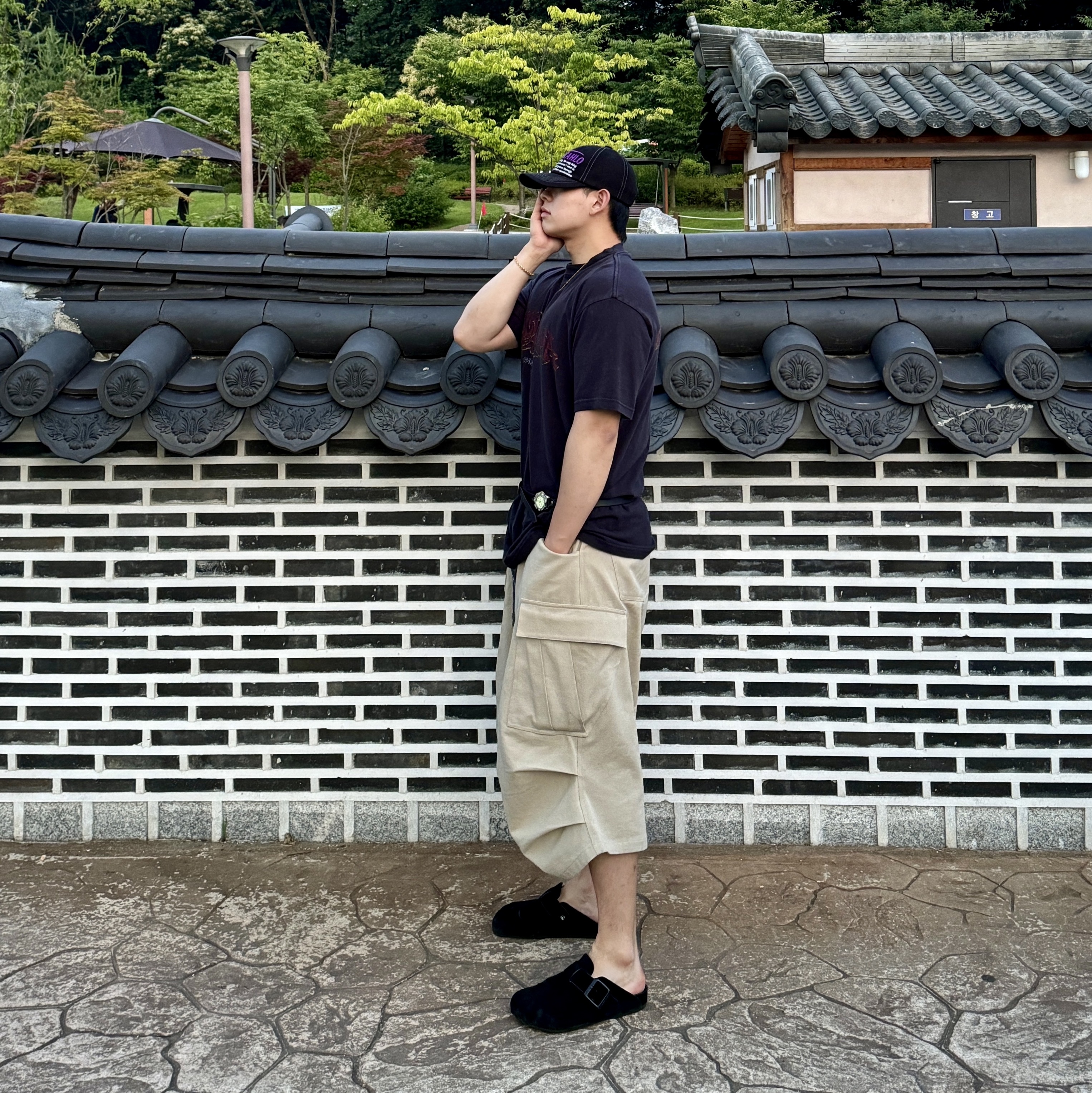 Nonnod Side Cargo Shorts Beige, Balenciaga Offshore Oversized T-Shirt Black Faded 착용 스타일 - 4