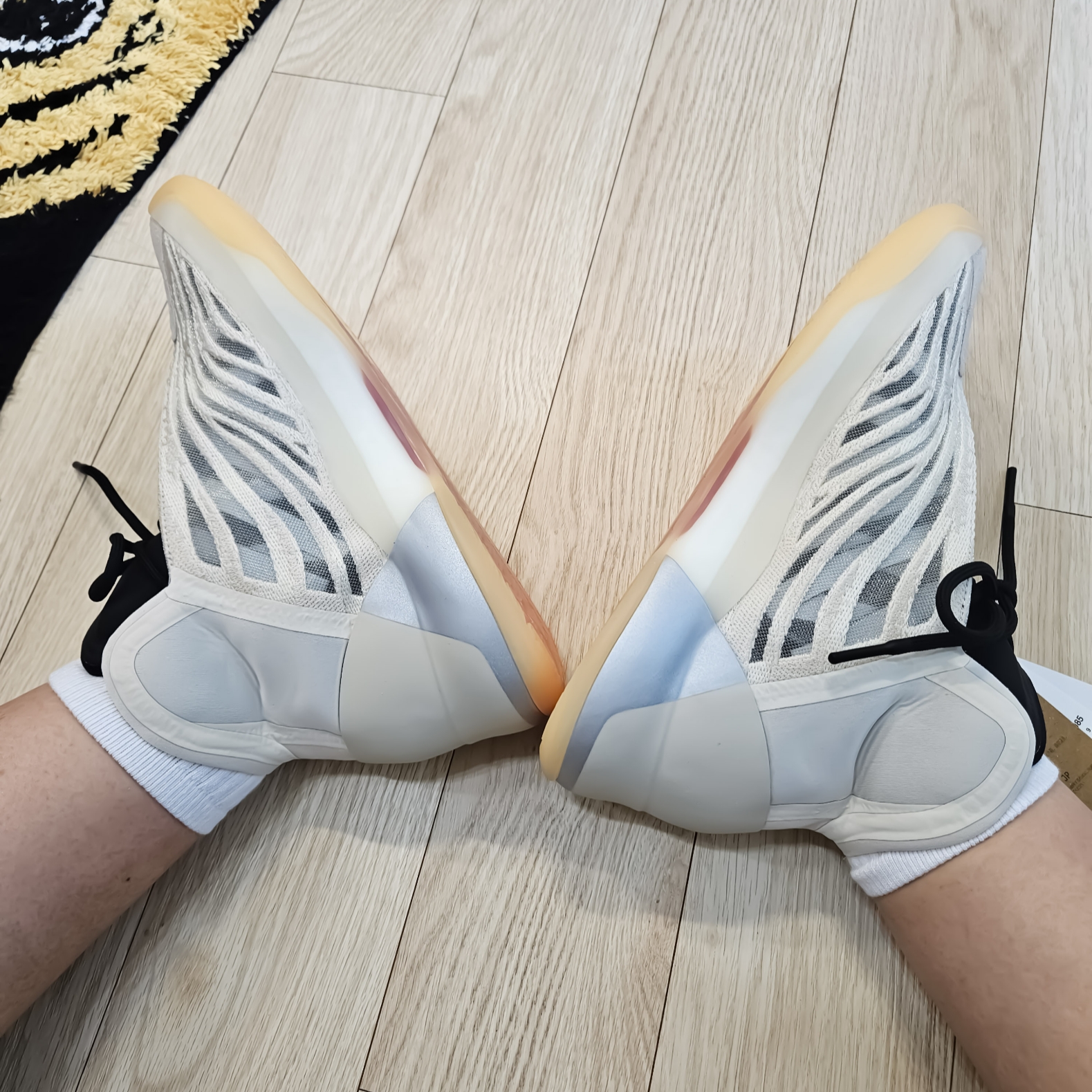Adidas Yeezy QNTM Mist Slate 착용 스타일 - 1