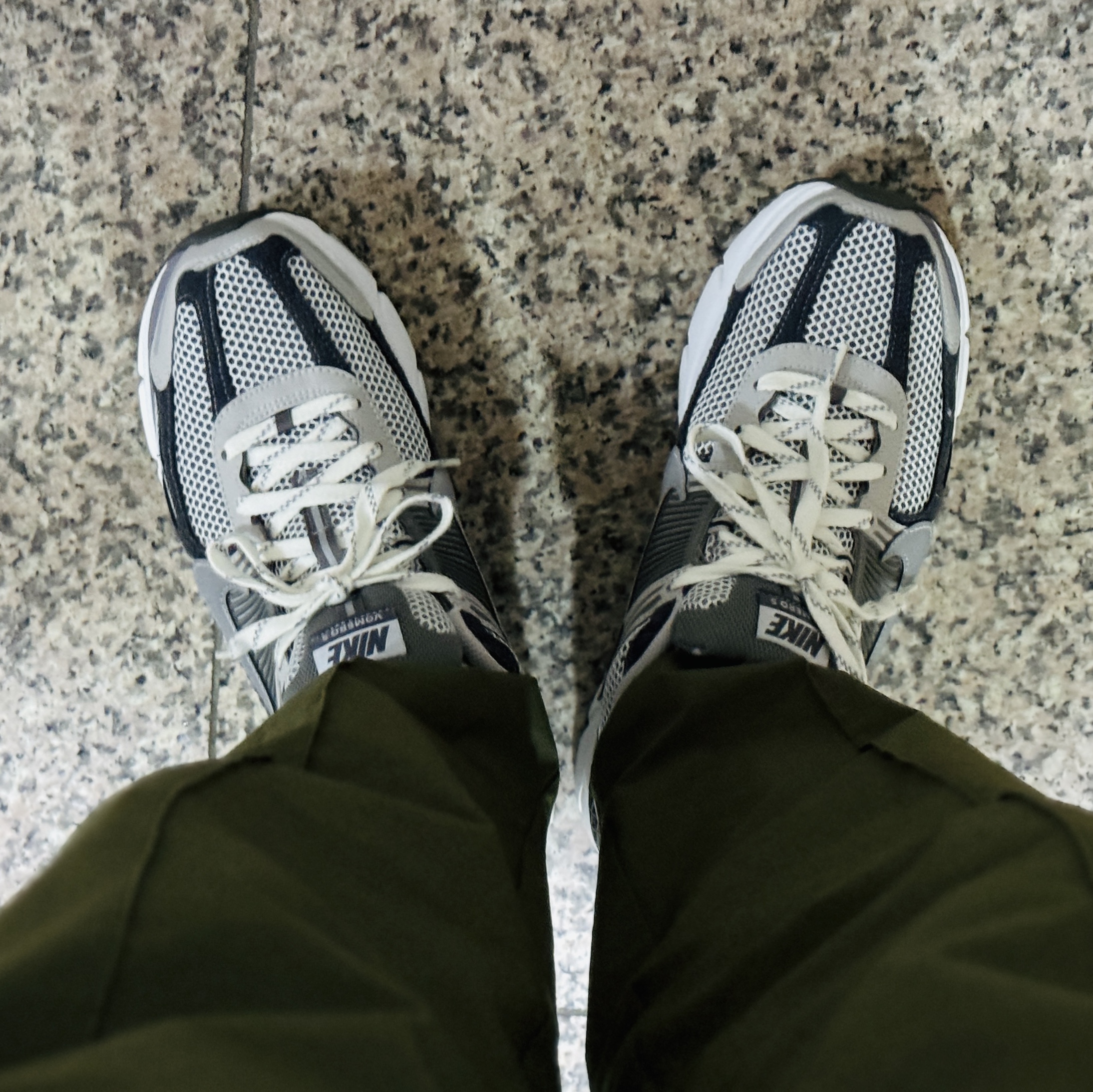 Nike Zoom Vomero 5 PRM Light Iron Ore and Flat Fewter 착용 스타일 - 2