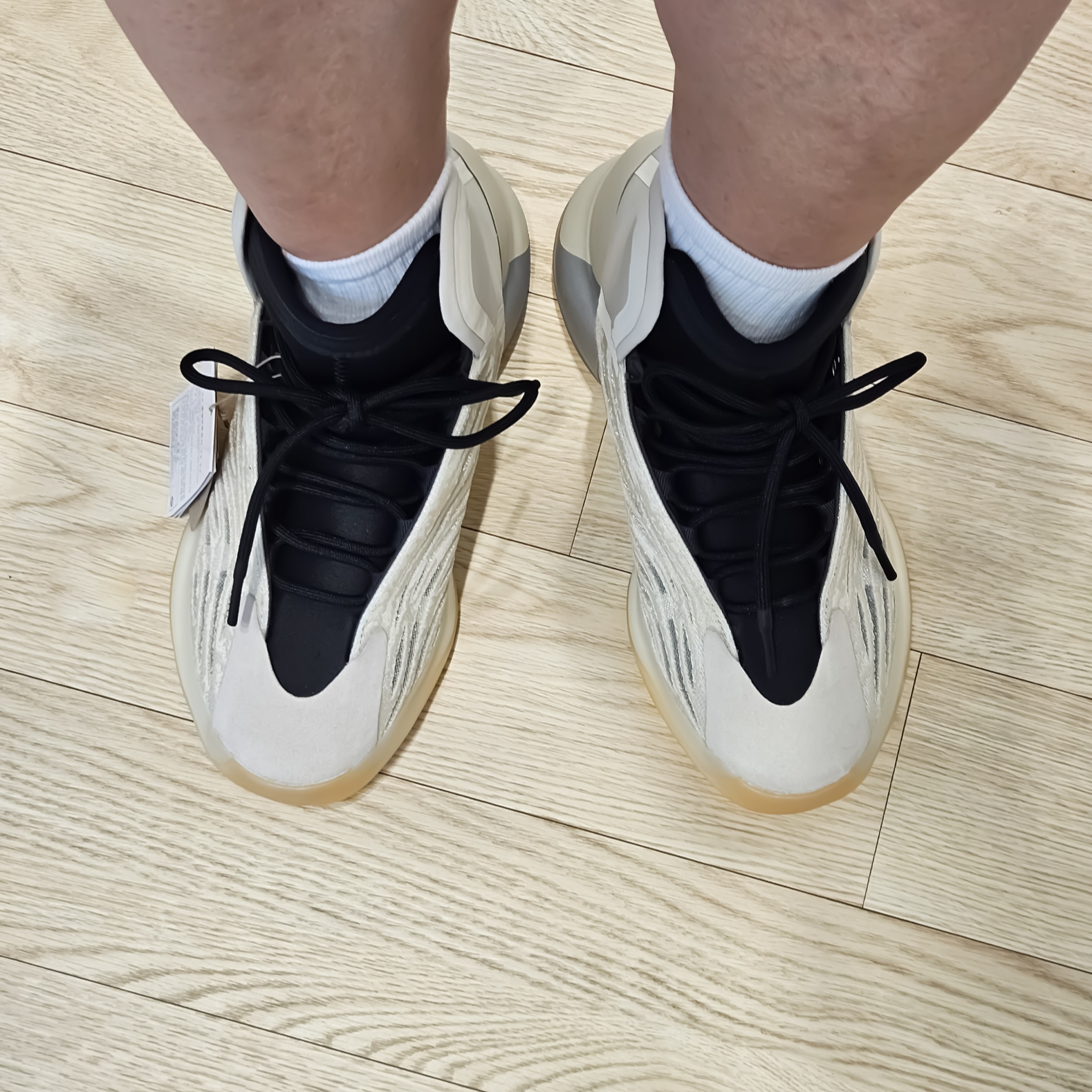Adidas Yeezy QNTM Mist Slate 착용 스타일 - 2