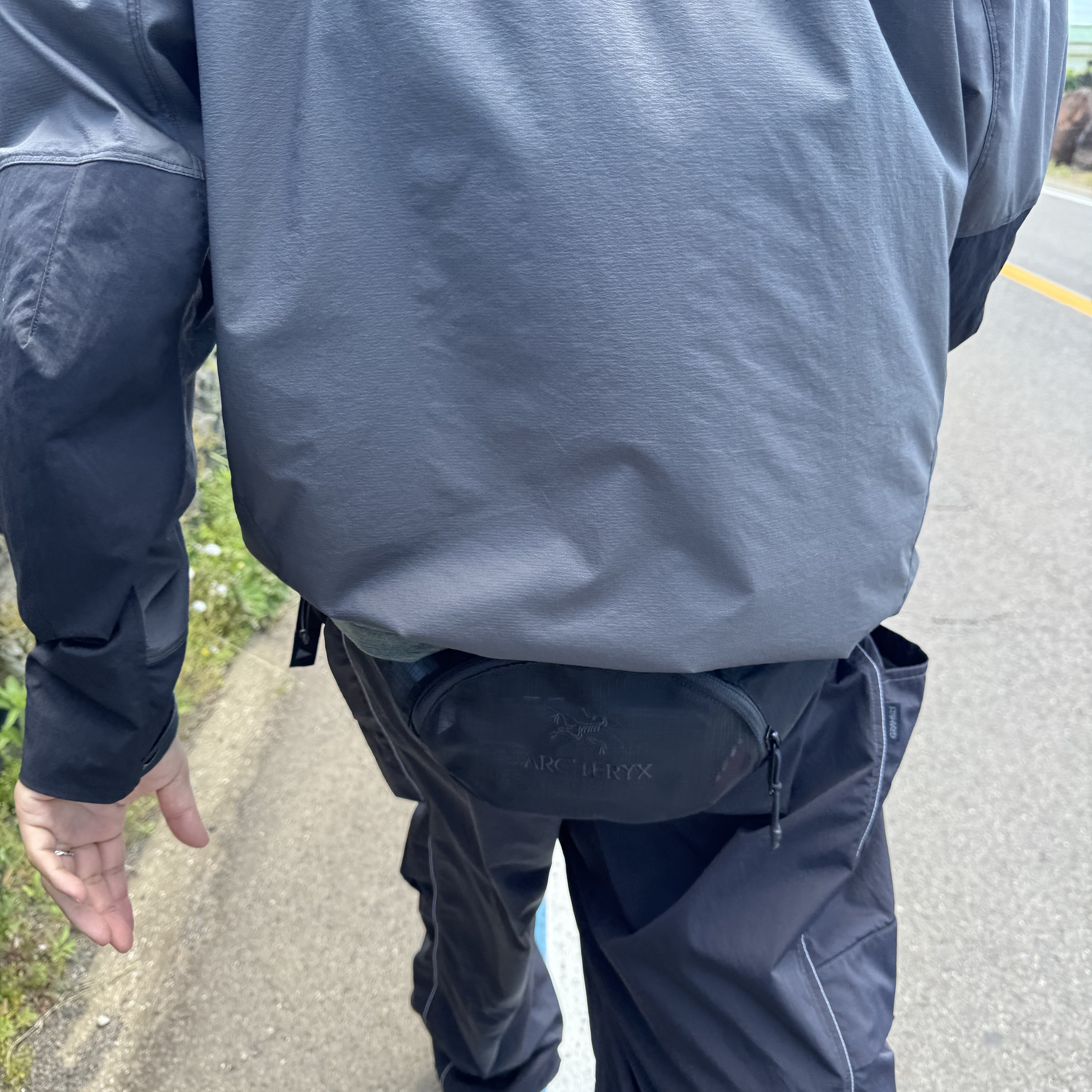 Arc'teryx System A Hangdog Jacket Blackite, And Wander x Gramicci Patchwork Wind Pant Black 착용 스타일 - 5