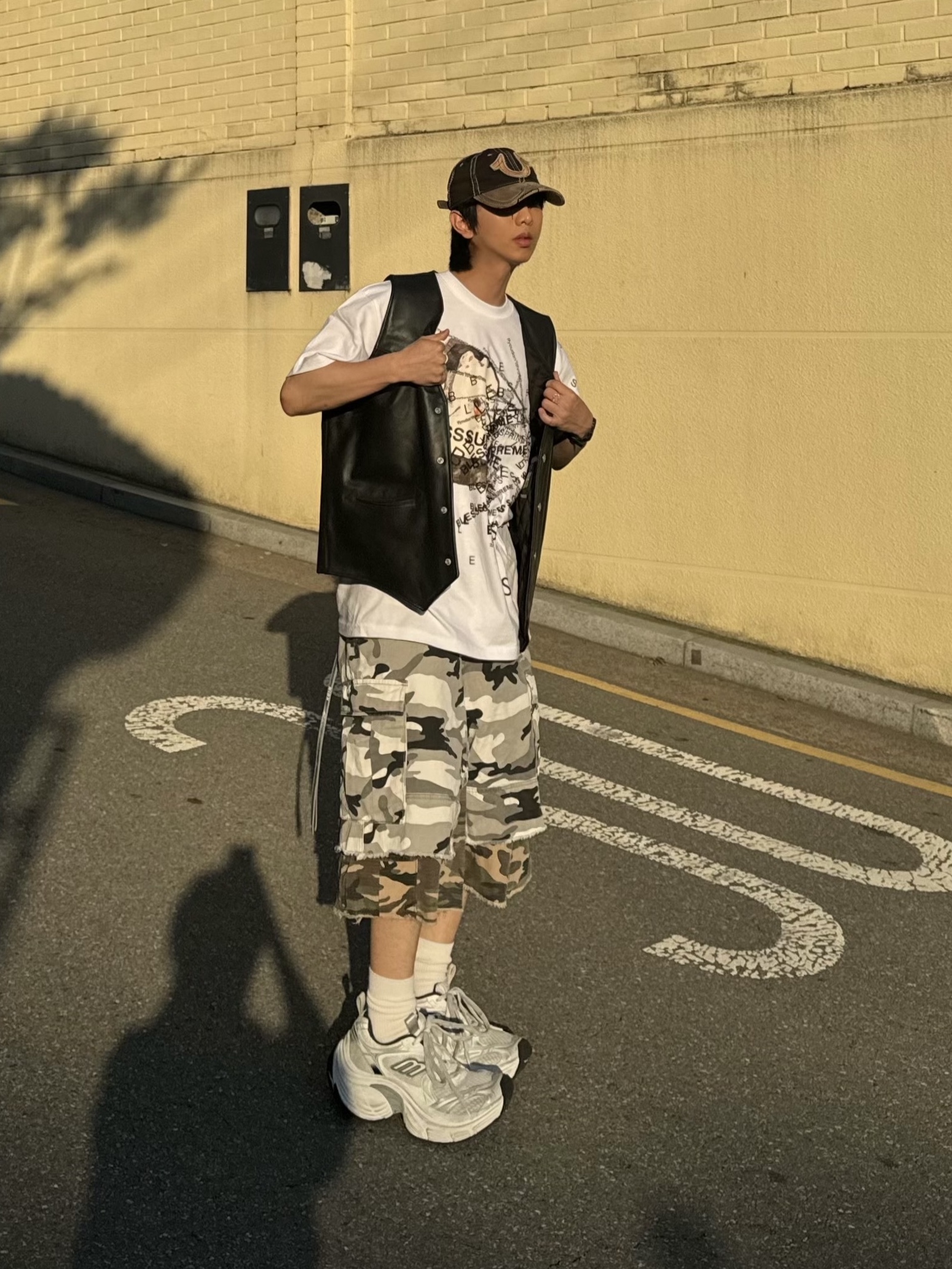 Levi's x Denim Tears Tracy's King Tut Vest Black, Project G/R x MFM333. Layered Skirt Camo Cargo Shorts Multi Camo 착용 스타일 - 4