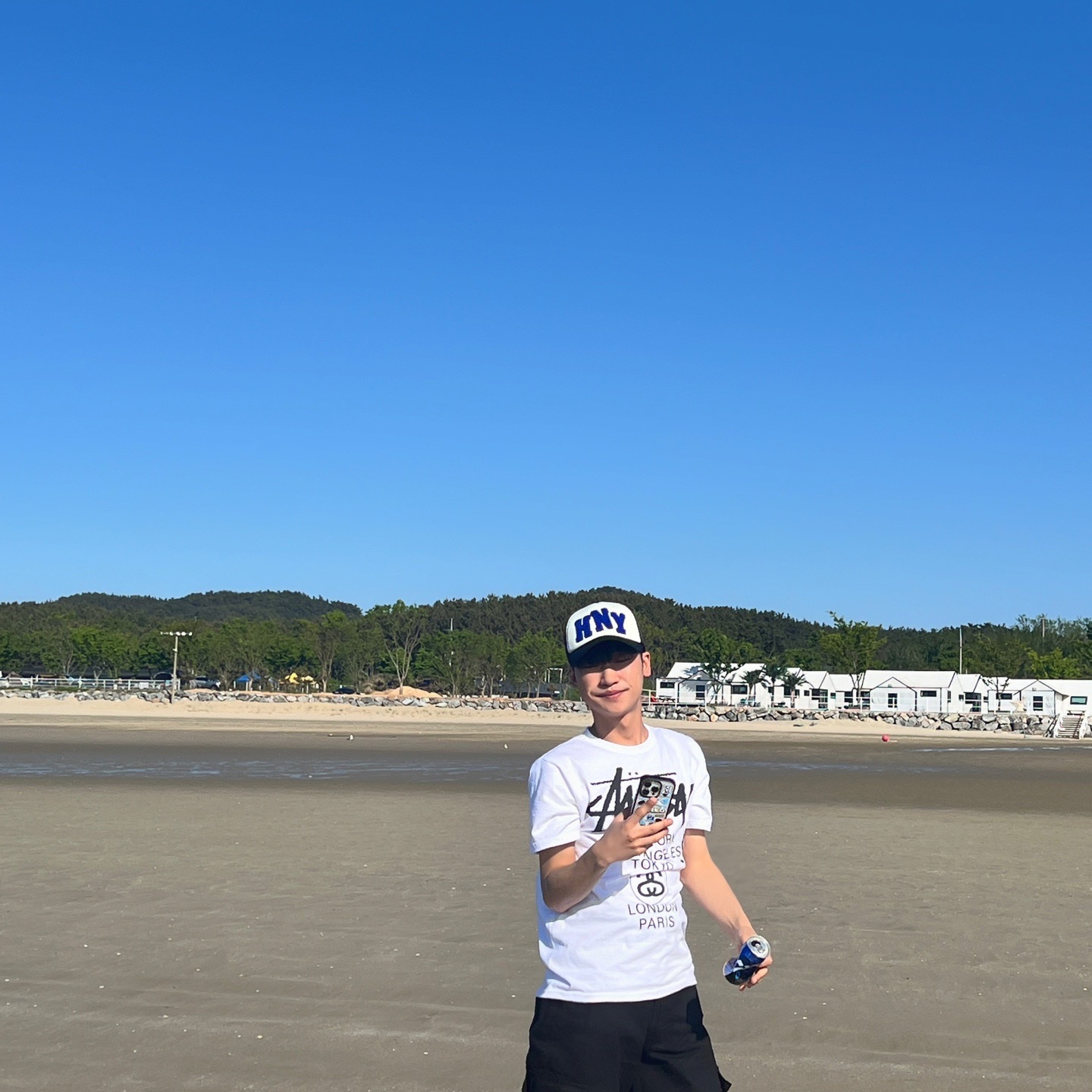 Stussy World Tour T-Shirt White 2024,2025, Honey Scoop House HNY Logo Trucker Cap Black 착용 스타일 - 2