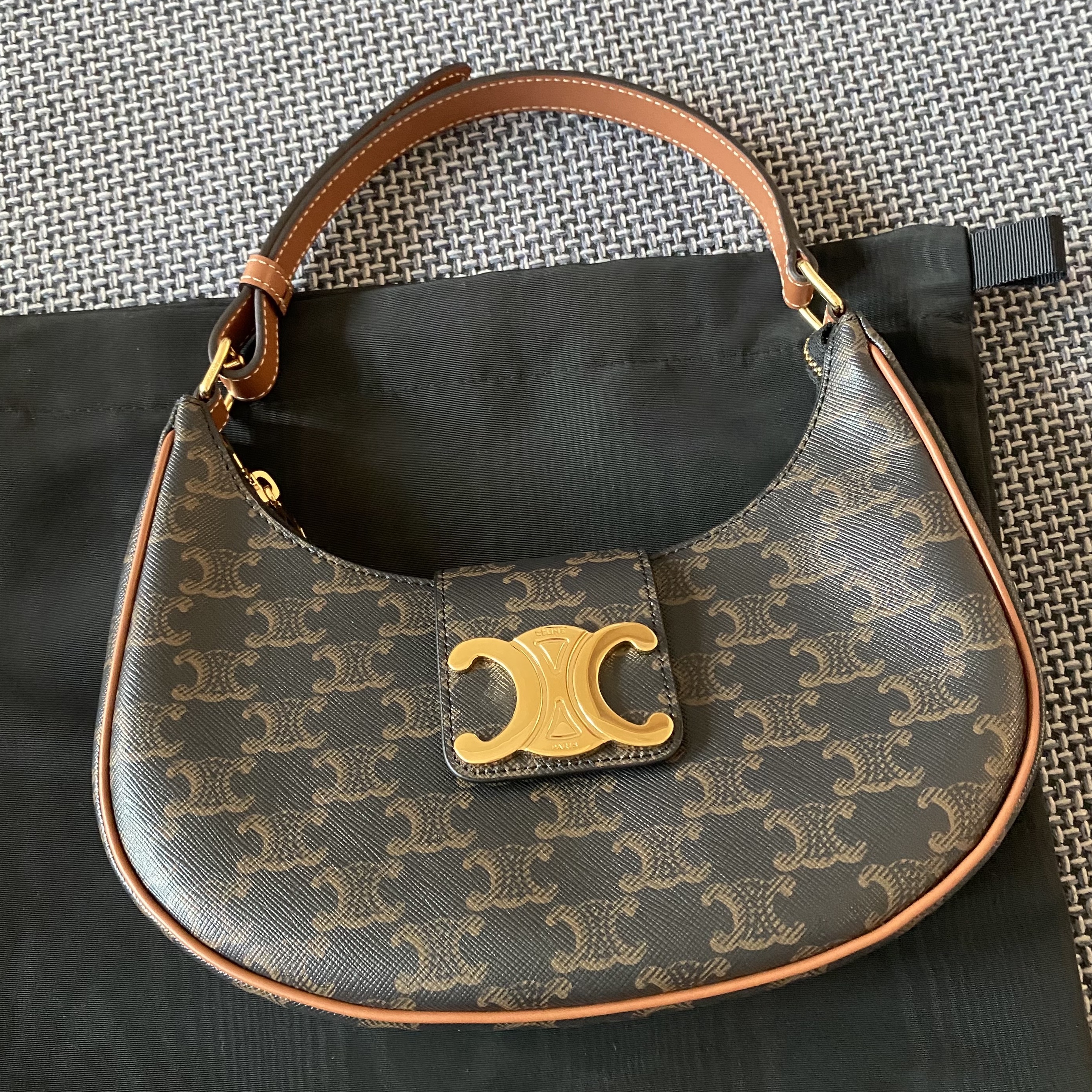 Celine Medium Ava Triomphe Bag in Triomphe Canvas Calfskin Tan 착용 스타일