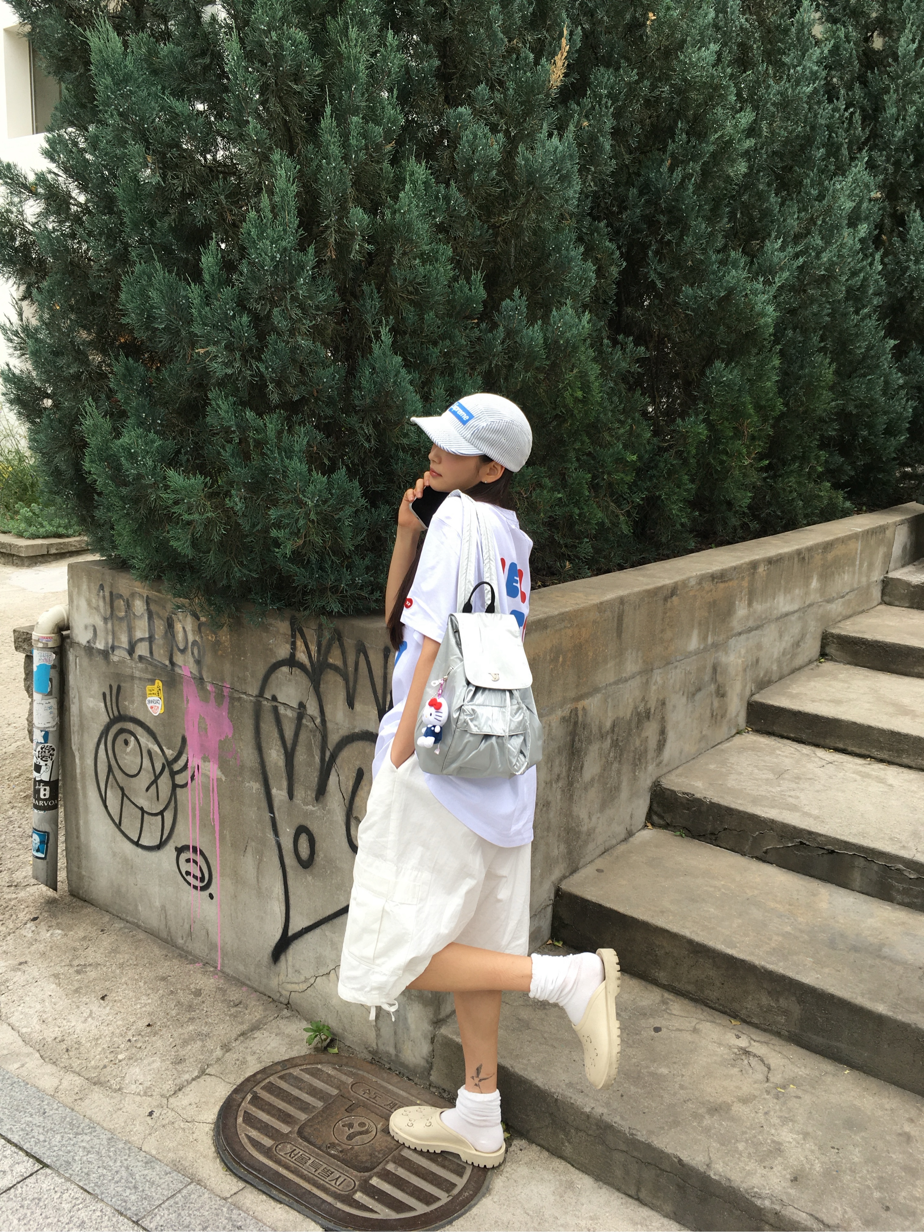Supreme 2-Tone Corduroy Camp Cap White - 23SS, Open Yy x Hello Kitty T-Shirt White 착용 스타일 - 2