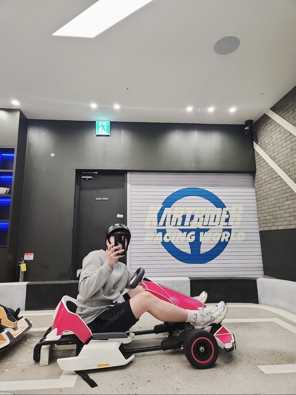 Nike V2K Run Summit White Metallic Silver, Nike NSW Tech Fleece Shorts Black - Asia 착용 스타일