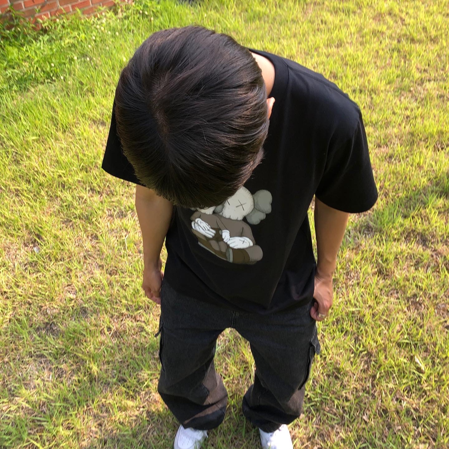 Uniqlo UT x Kaws Short Sleeve Graphic T-Shirt Black 착용 스타일 - 4