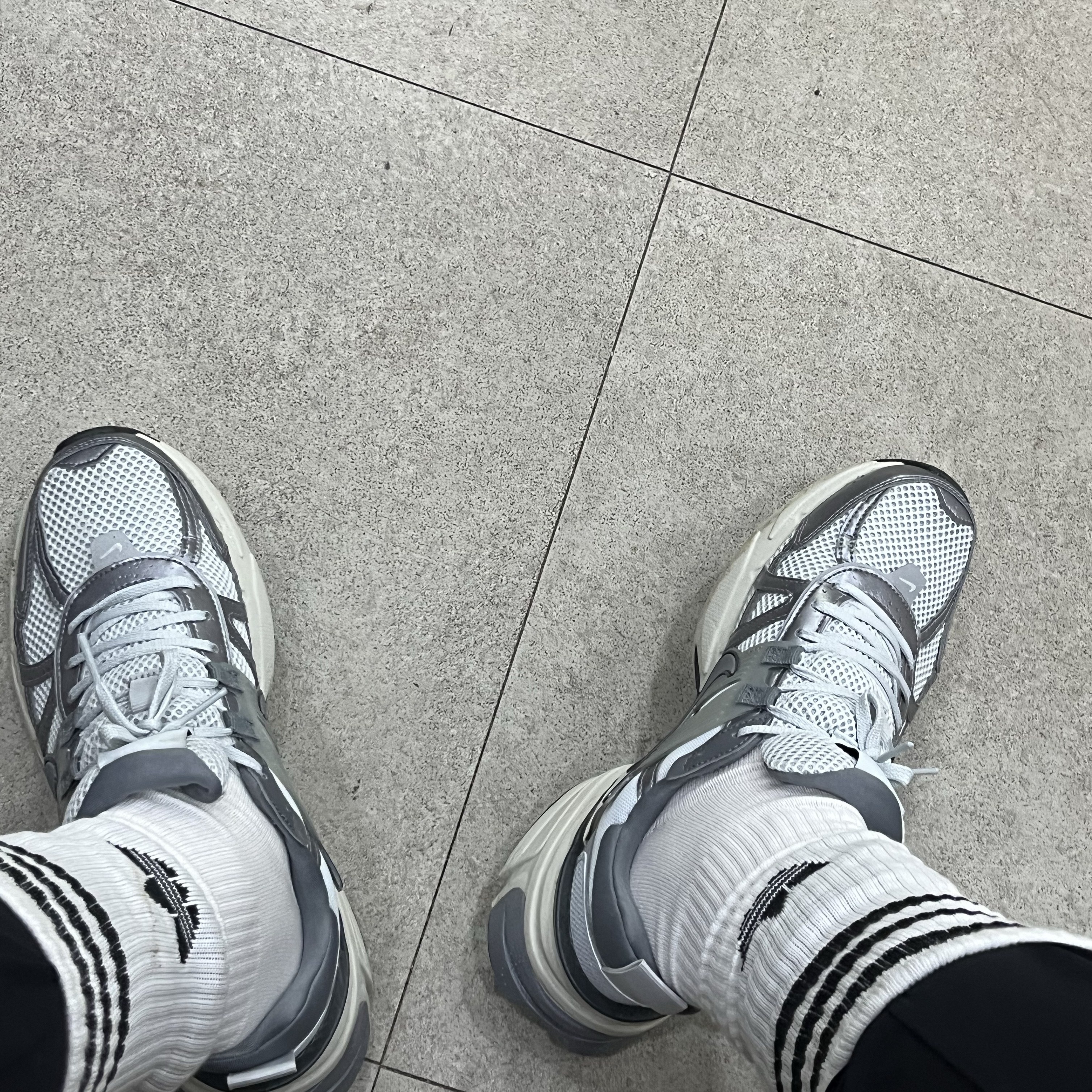 Nike V2K Run Pure Platinum Wolf Grey 착용 스타일