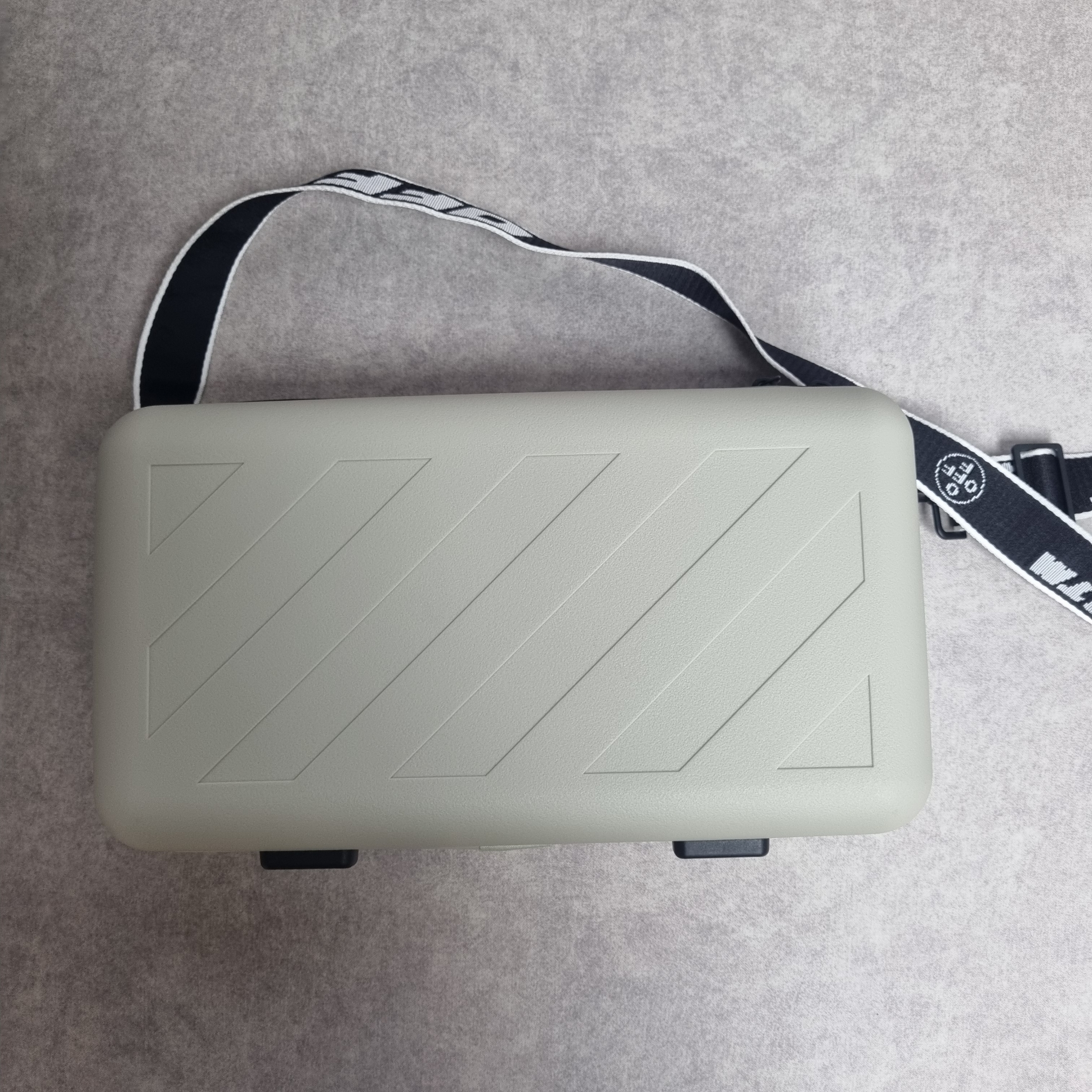 Off-White x Amore Pacific Protection Box (Without Cosmetics) 착용 스타일 - 1