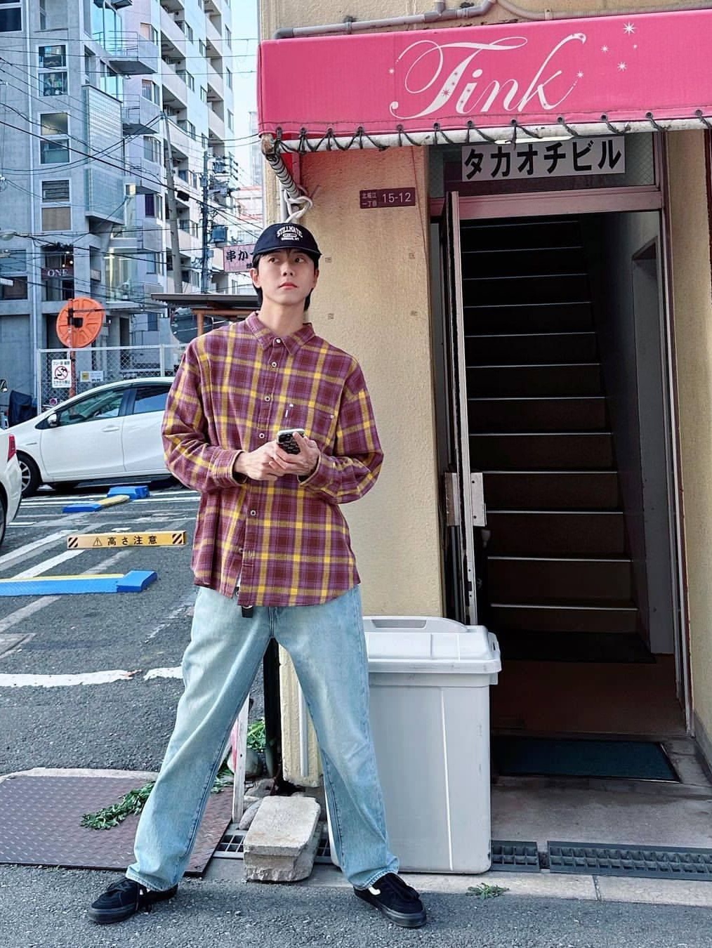 Ryul+Wai: Denim Wide One Tuck Pants D Blue 착용 스타일 - 5