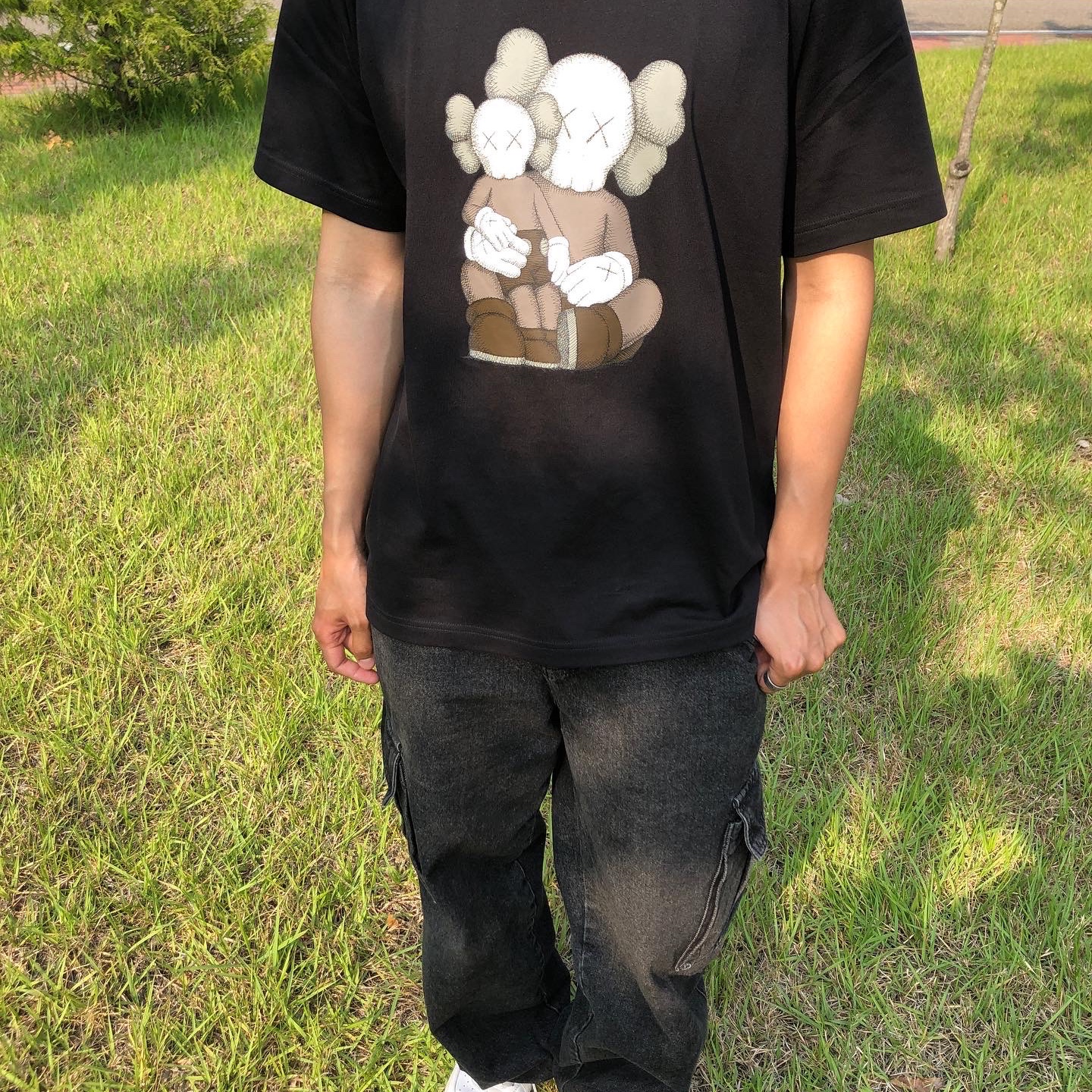Uniqlo UT x Kaws Short Sleeve Graphic T-Shirt Black 착용 스타일 - 3