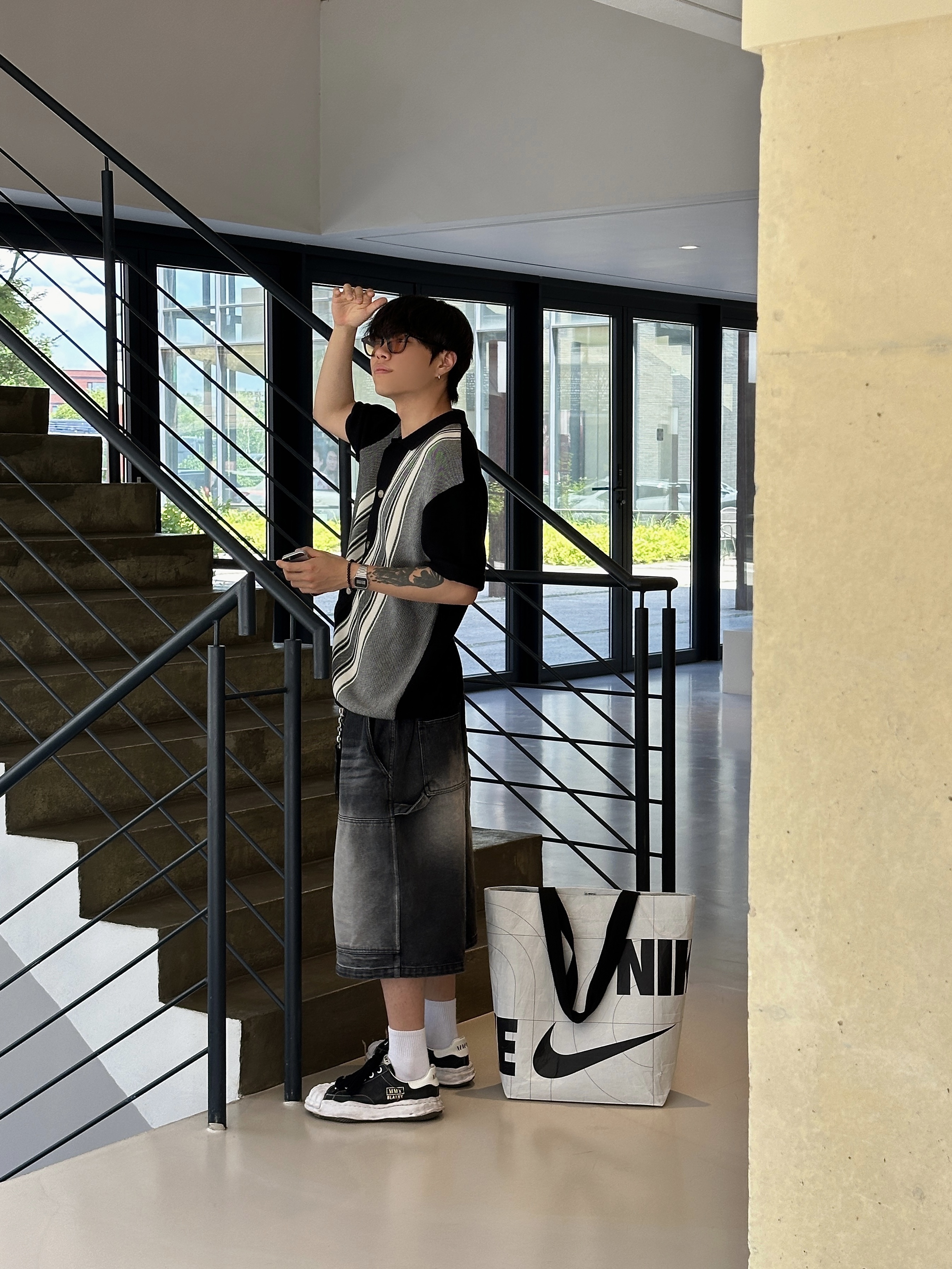 Maison Mihara Yasuhiro Blakey OG STC Sole Paper Like Leather Low-top Sneakers Black 착용 스타일 - 2