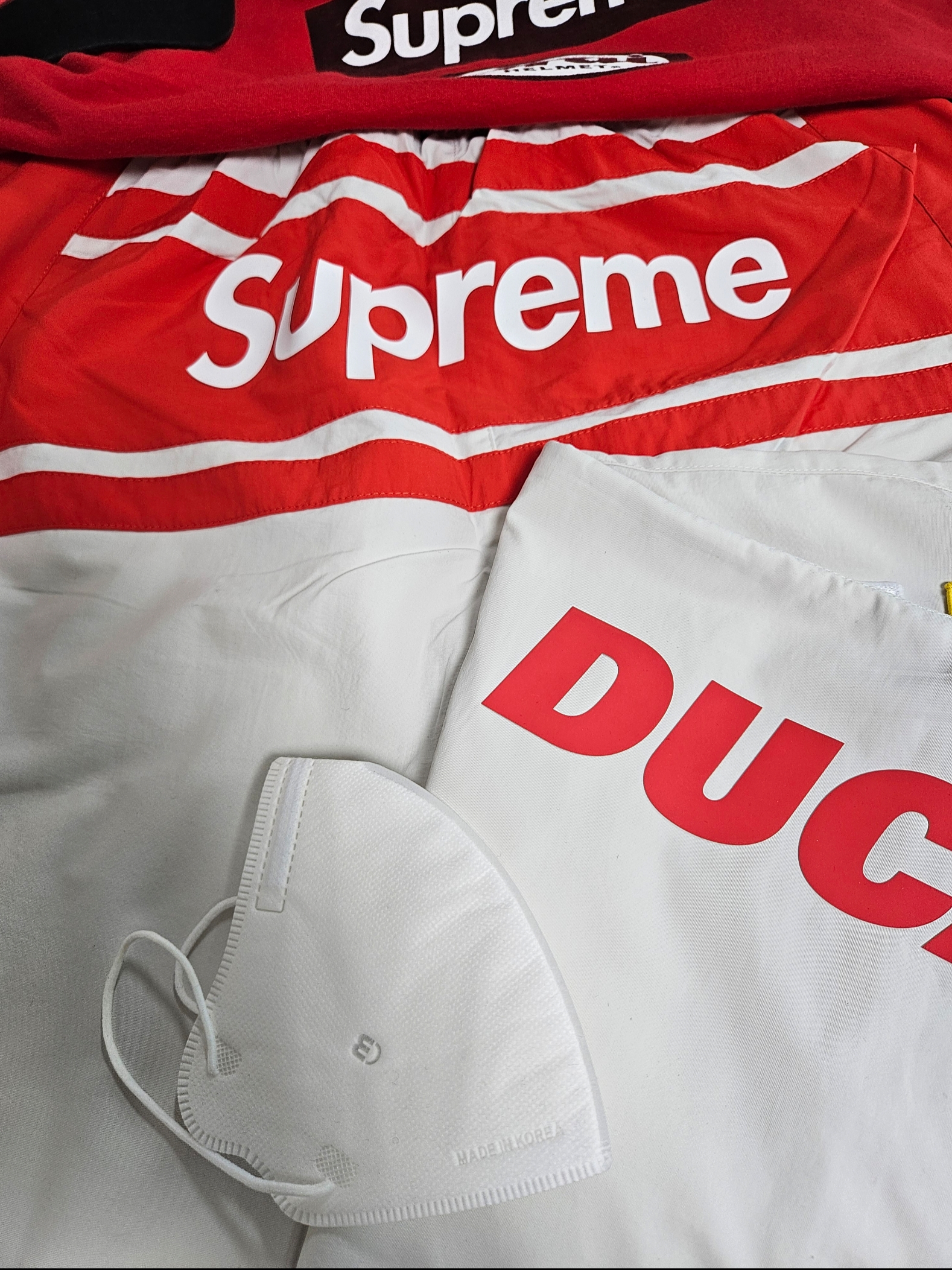 Supreme x Ducati Track Pants Light Grey - 24SS, Supreme x Ducati Logos T-Shirt Red - 24SS 착용 스타일 - 10