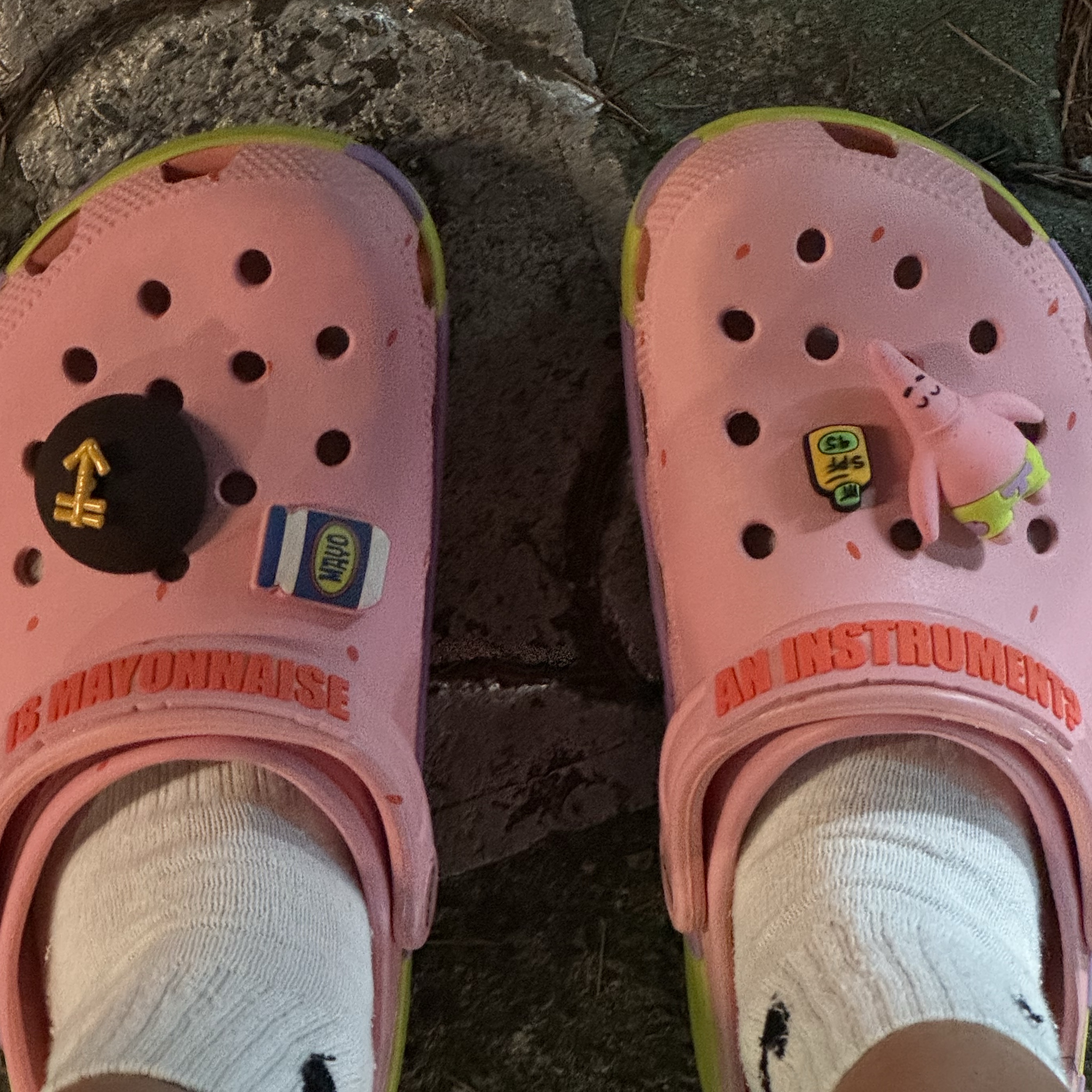 Crocs x Spongebob Patrick Star Classic Clog Melon 착용 스타일