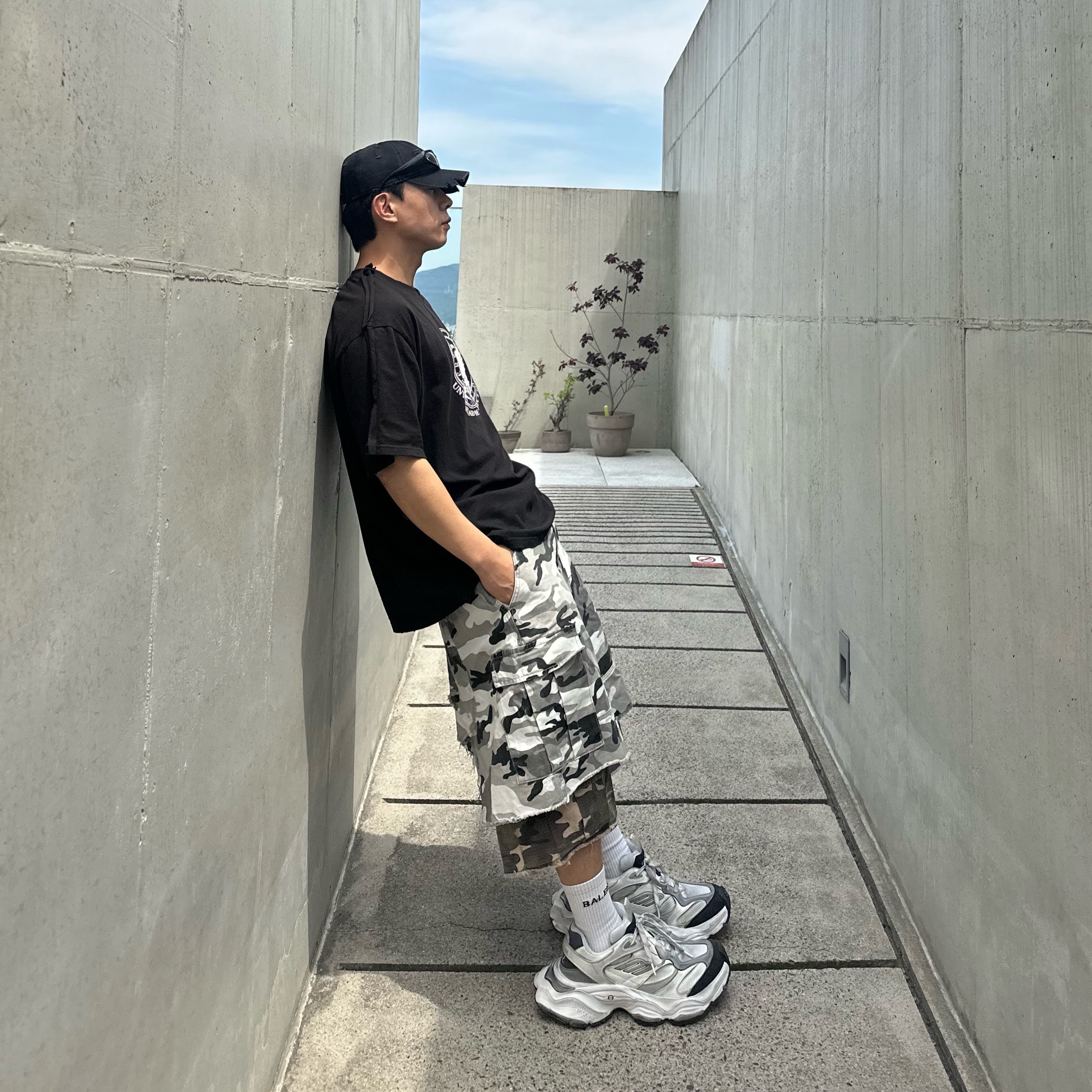 Project G/R x MFM333. Layered Skirt Camo Cargo Shorts Multi Camo, Balenciaga Cargo Sneakers White Grey 착용 스타일