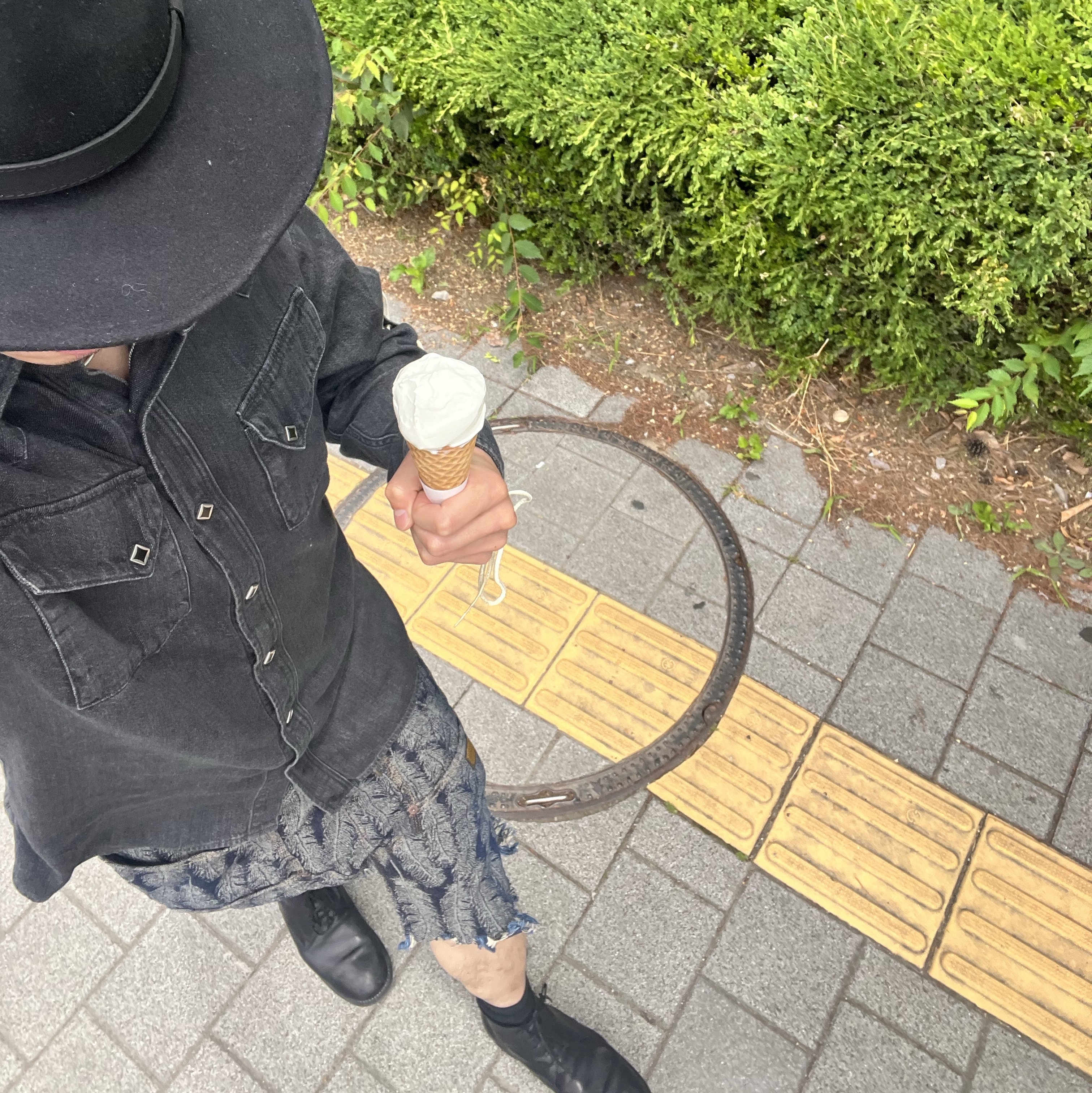 Kapital 12 oz. Magpie Denim W Knee Easy Shorts Dark Indigo, Kapital 8 oz. Denim Lace-Up Western Shirt Black 착용 스타일