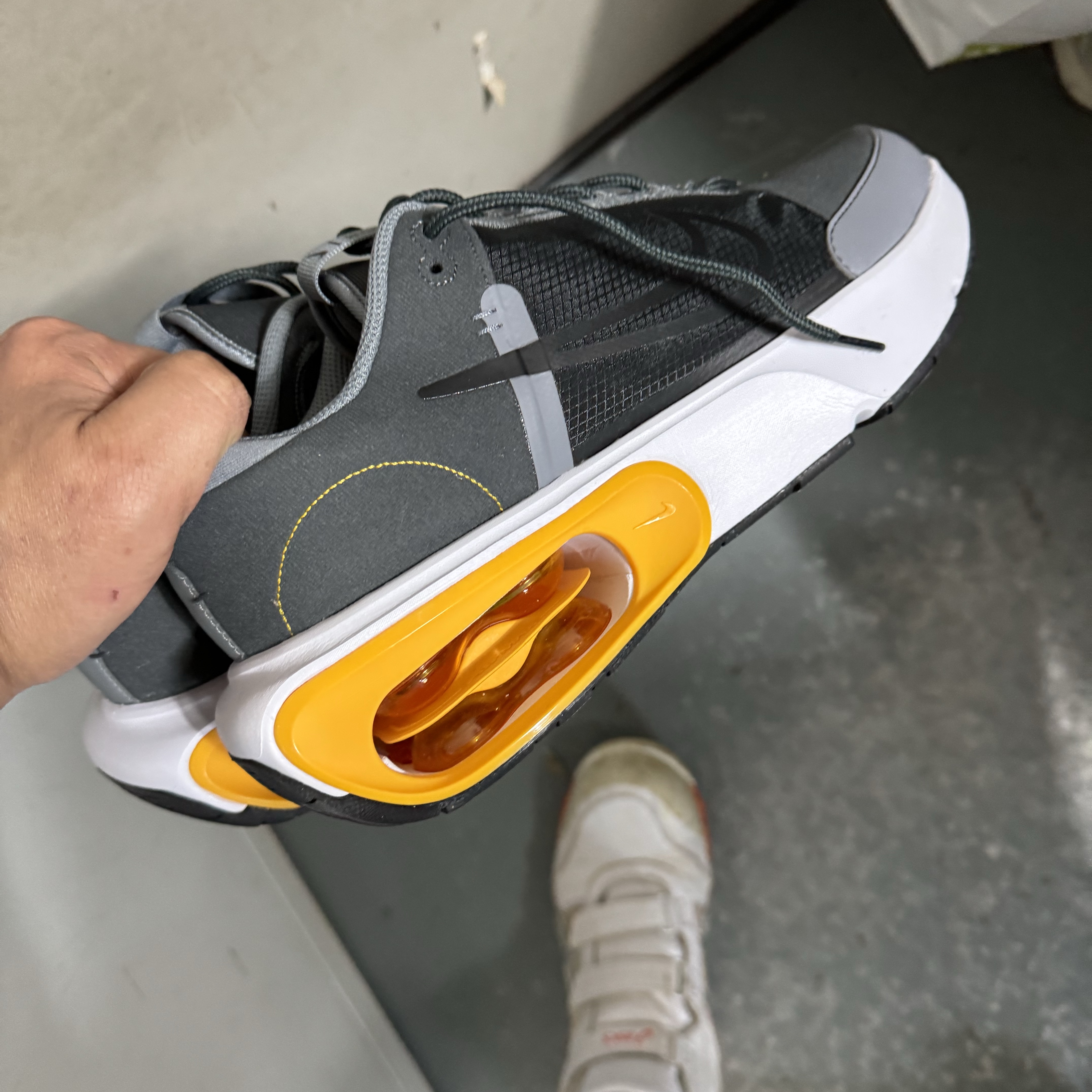 Nike Air Max Intrlk Anthracite 착용 스타일 - 1