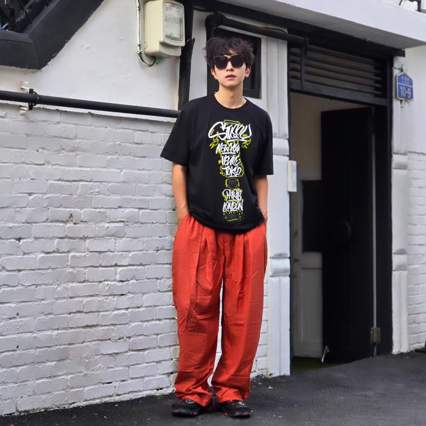 Stussy x Born X Raised Handstyles T-Shirt Black, Crocs x Staple Classic All Terrain Clog Black 착용 스타일 - 9