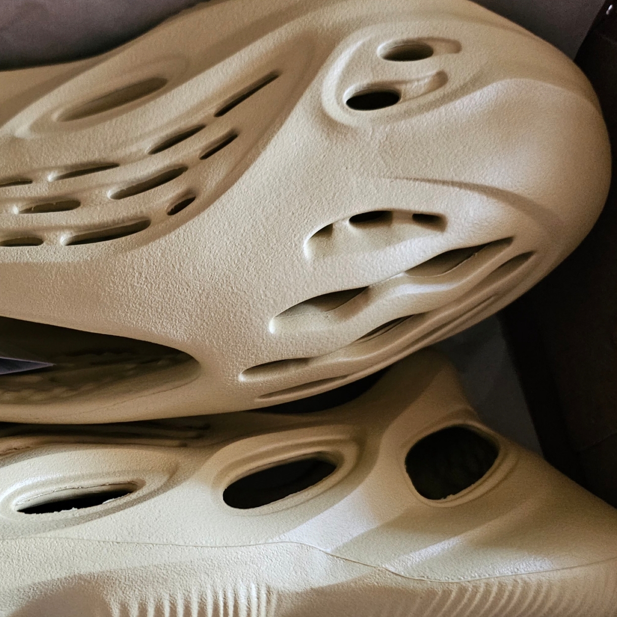 Adidas Yeezy Foam RNNR Sulfur 착용 스타일