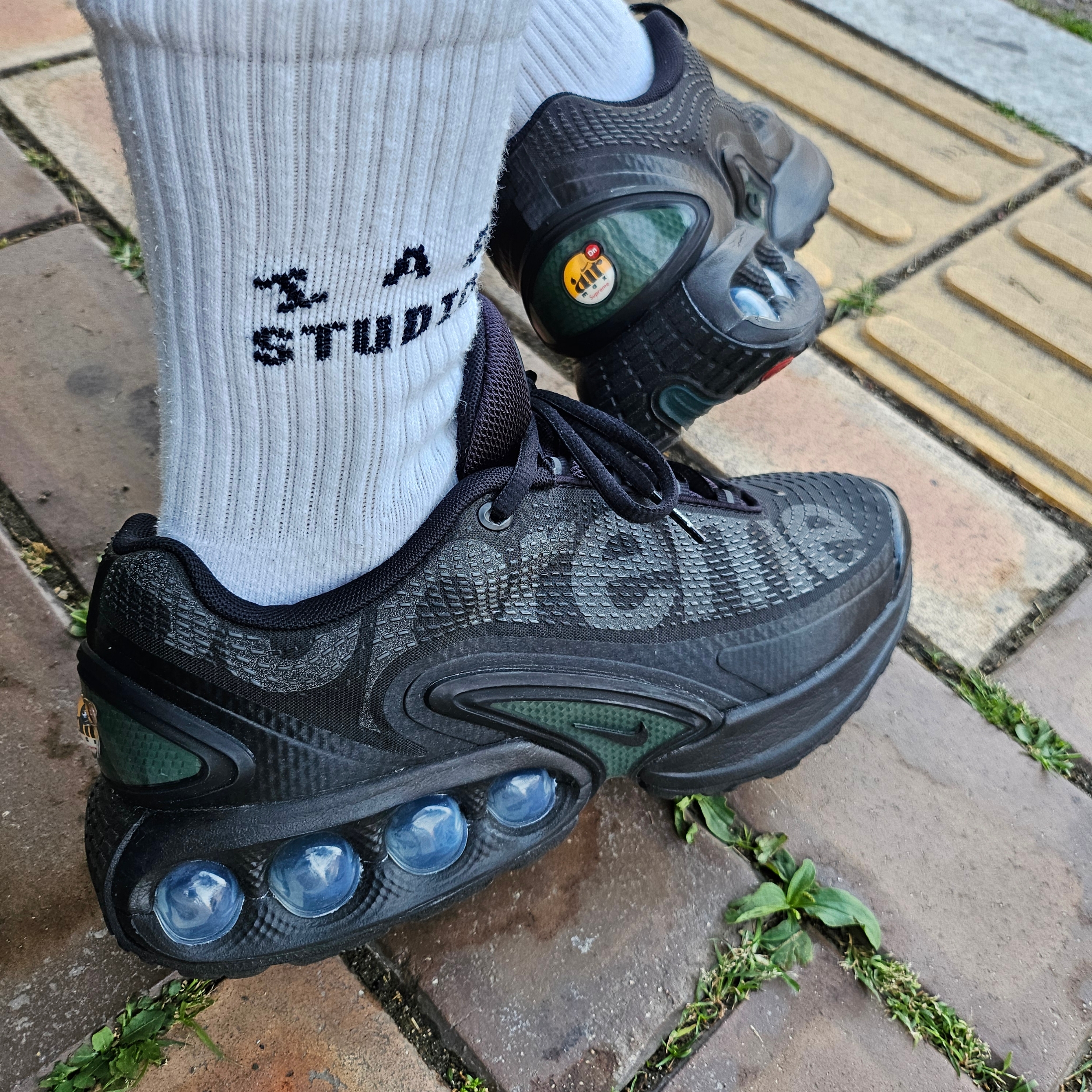 Nike x Supreme Air Max DN SP Black Galactic Jade, IAB Studio Socks White (5 Pack) 착용 스타일 - 2