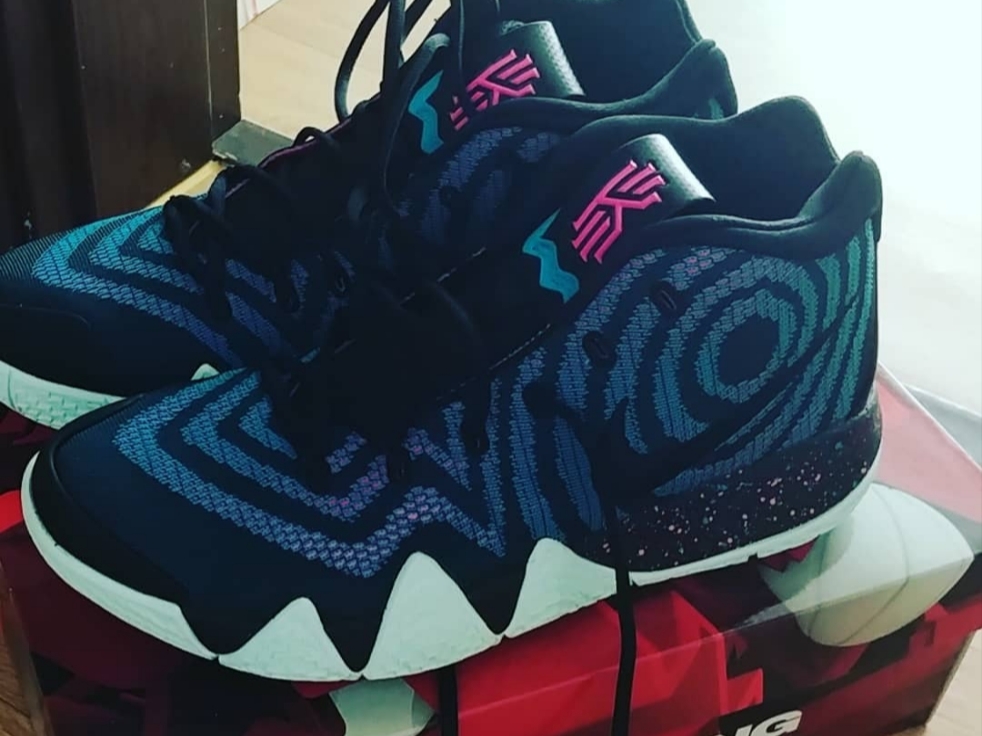 Nike Kyrie 4 Black Laser Fuchsia 착용 스타일