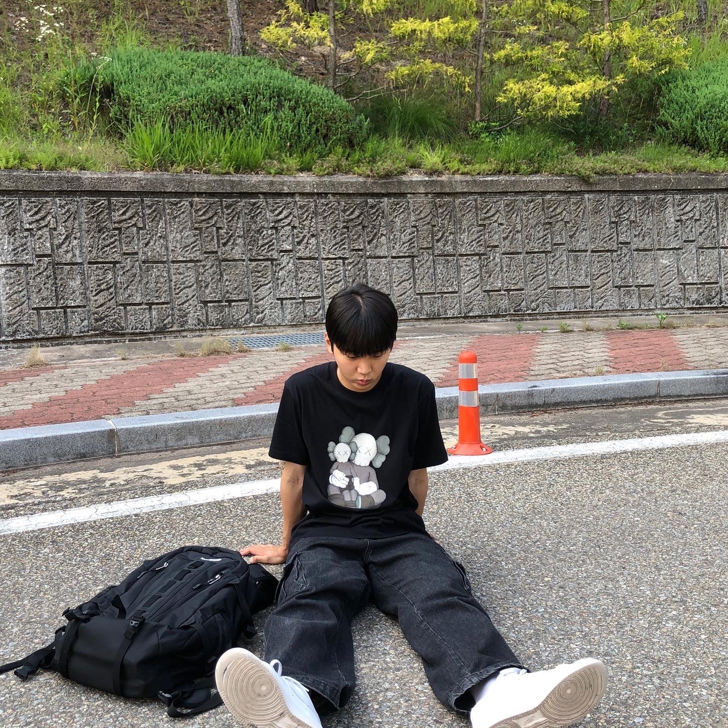 Uniqlo UT x Kaws Short Sleeve Graphic T-Shirt Black 착용 스타일 - 2