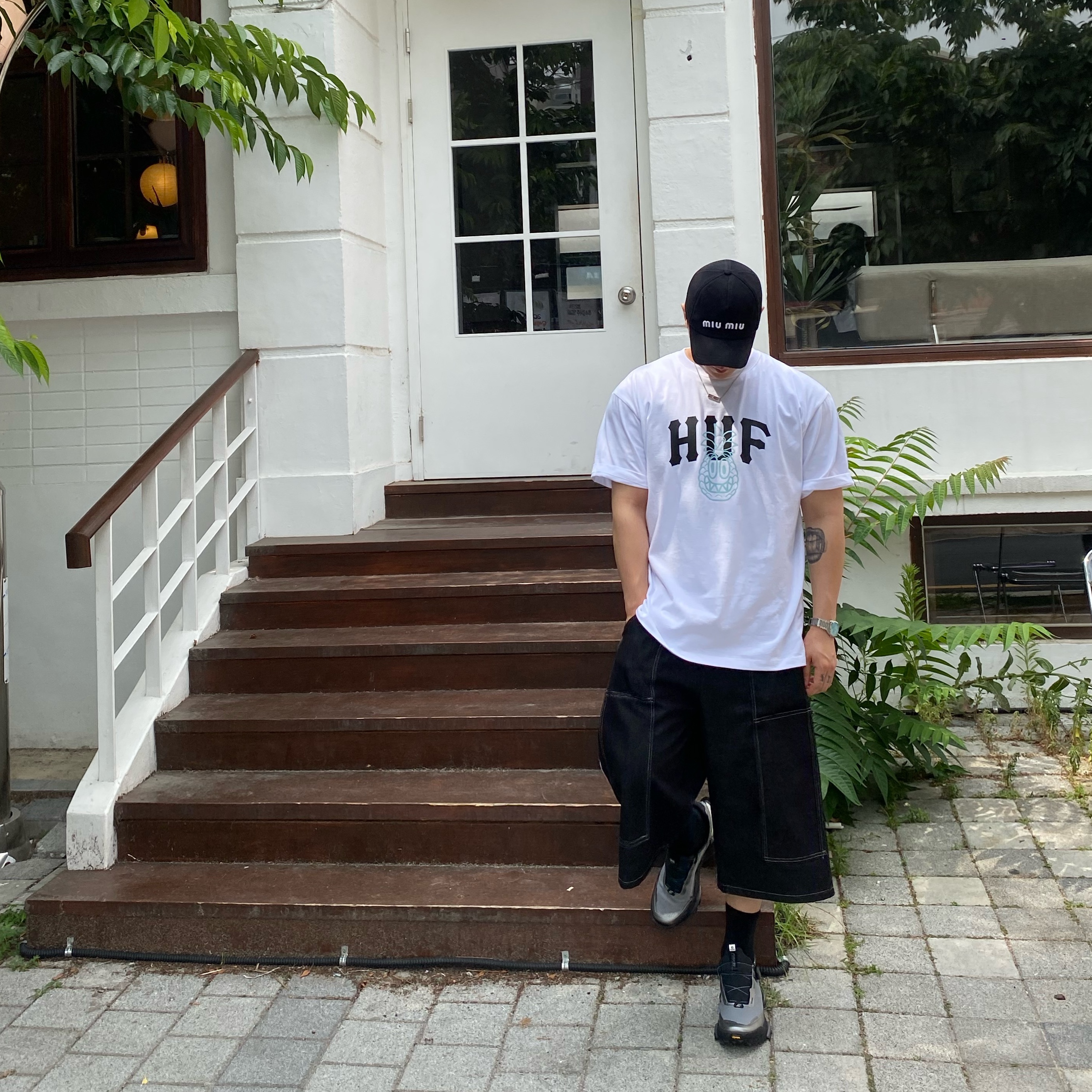 (W) Miu Miu Drill Baseball Cap Black White, HUF x Reddy Pinnacle T-Shirt White 착용 스타일 - 1