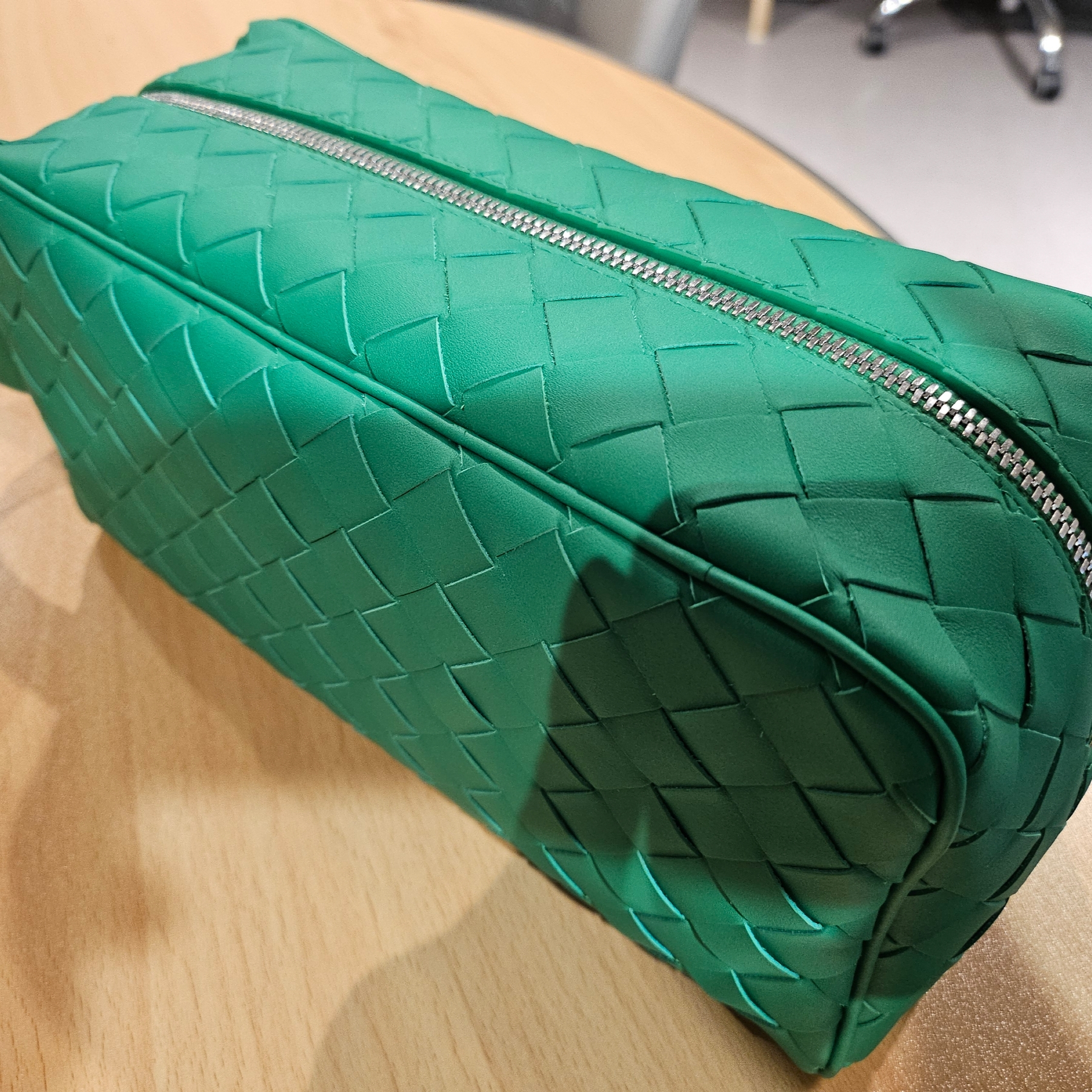 Bottega Veneta Travel Pouch Parakeet 착용 스타일 - 2