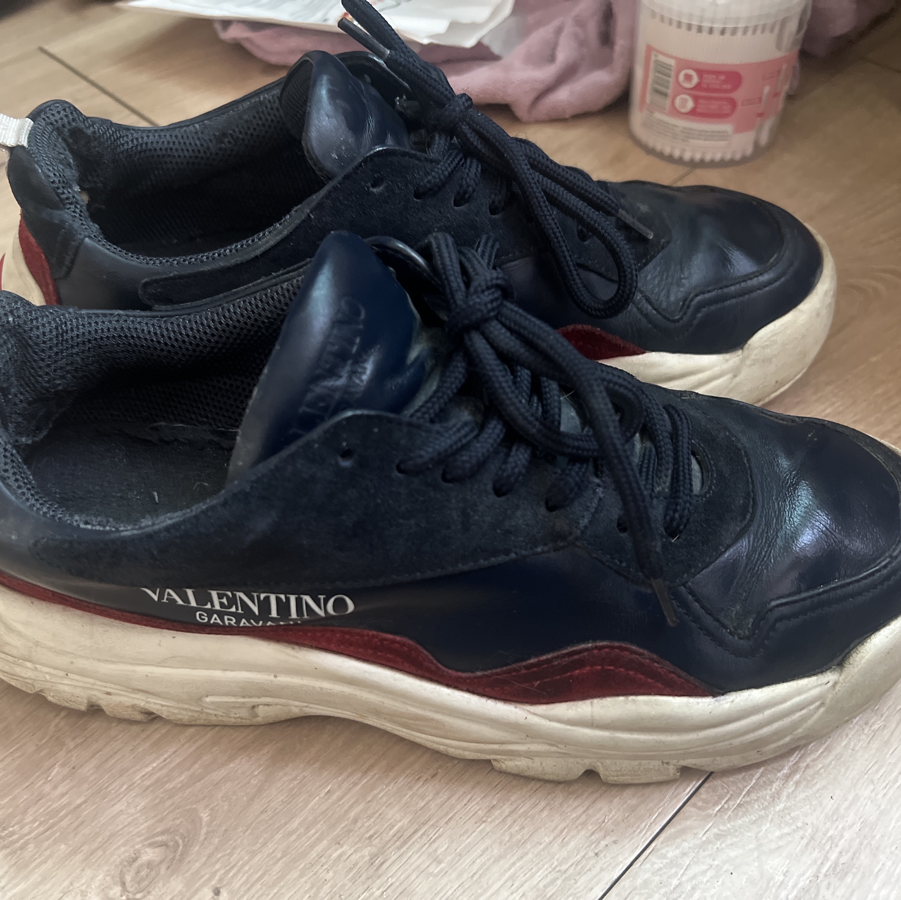 Valentino Gumboy Calfskin Sneakers Blue Red 착용 스타일 - 1