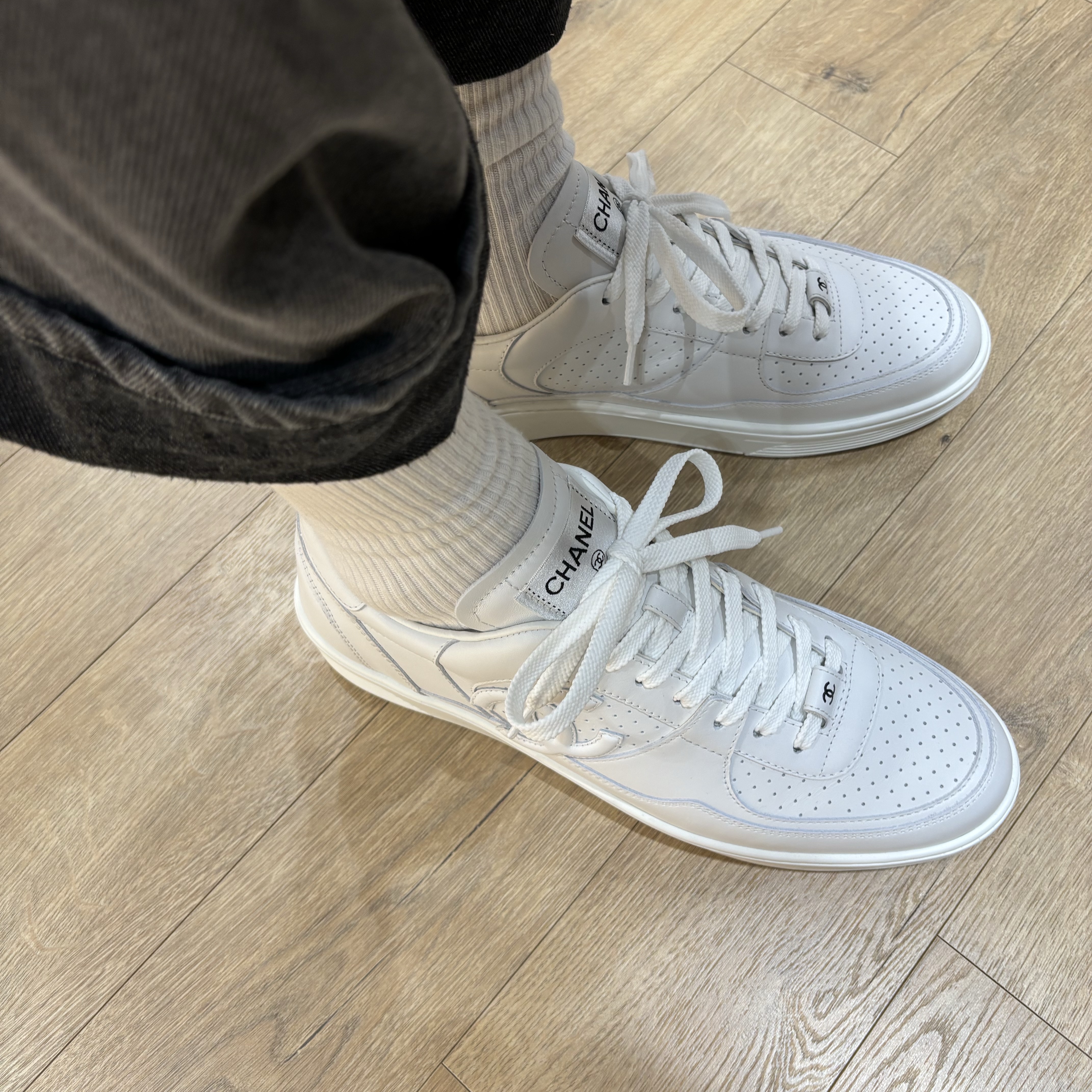 Chanel Sneakers Calfskin & White 착용 스타일