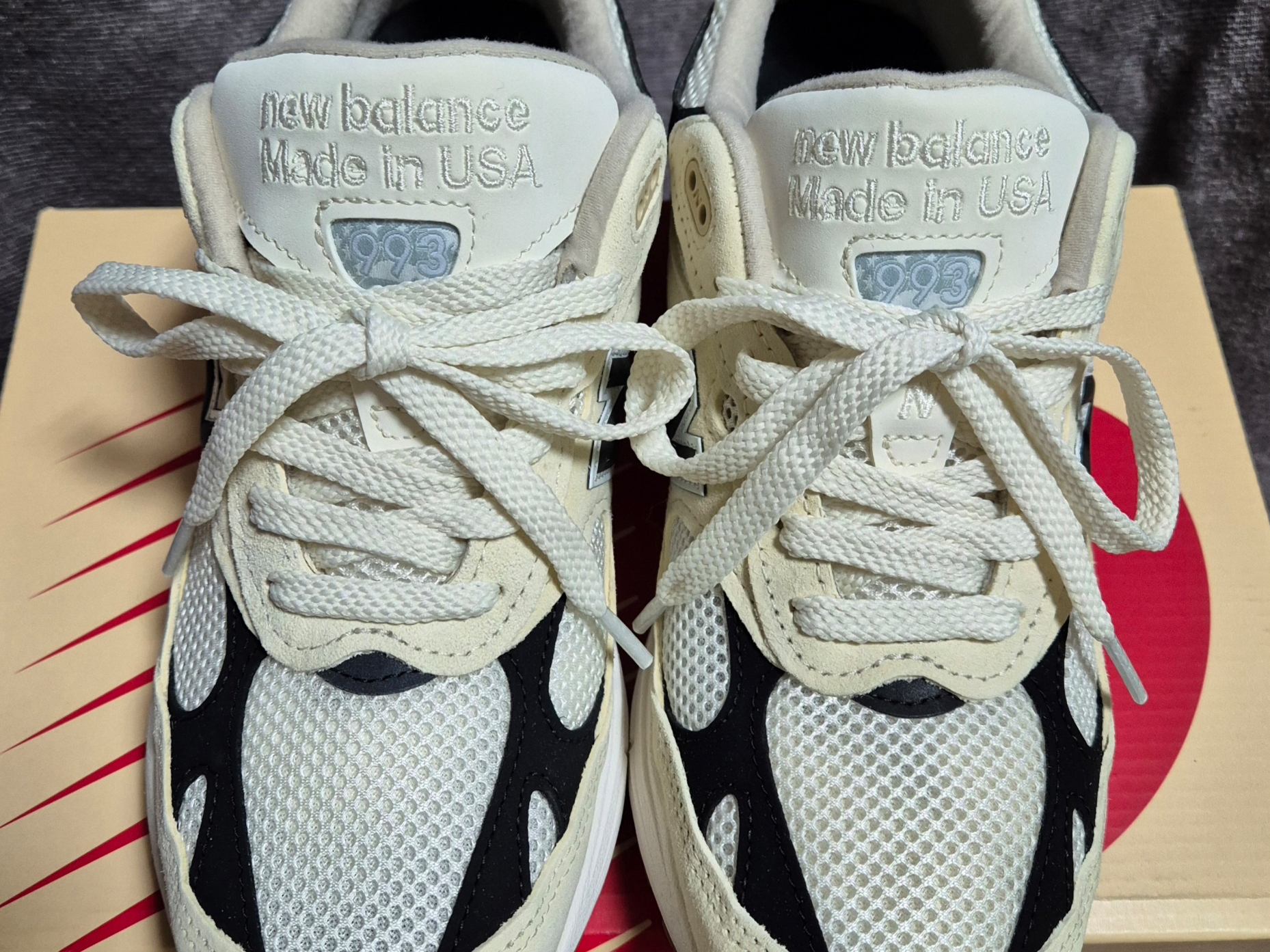 New Balance 993 Made in USA Sea Salt Black 착용 스타일 - 3