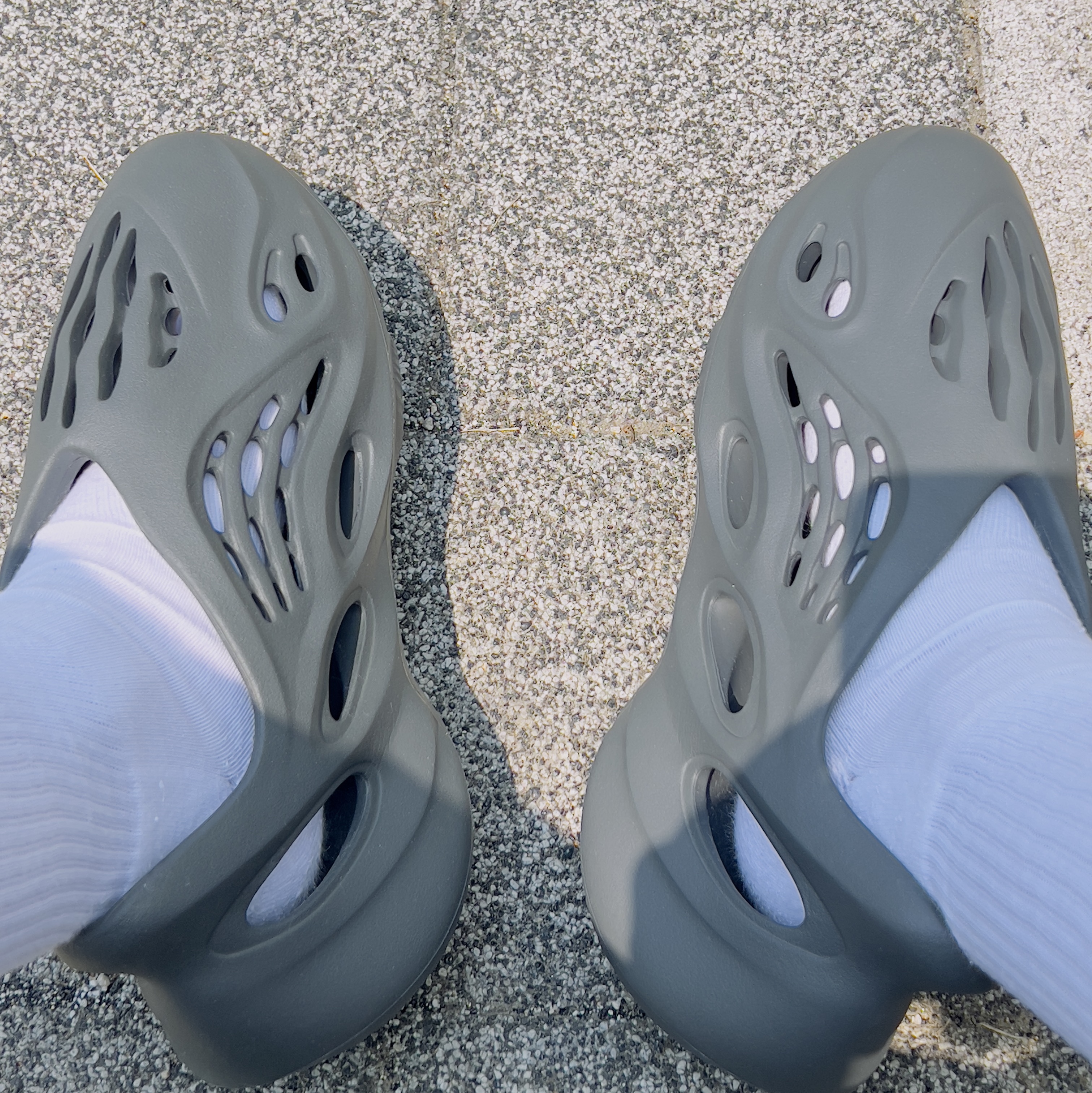 Adidas Yeezy Foam RNNR Carbon 착용 스타일