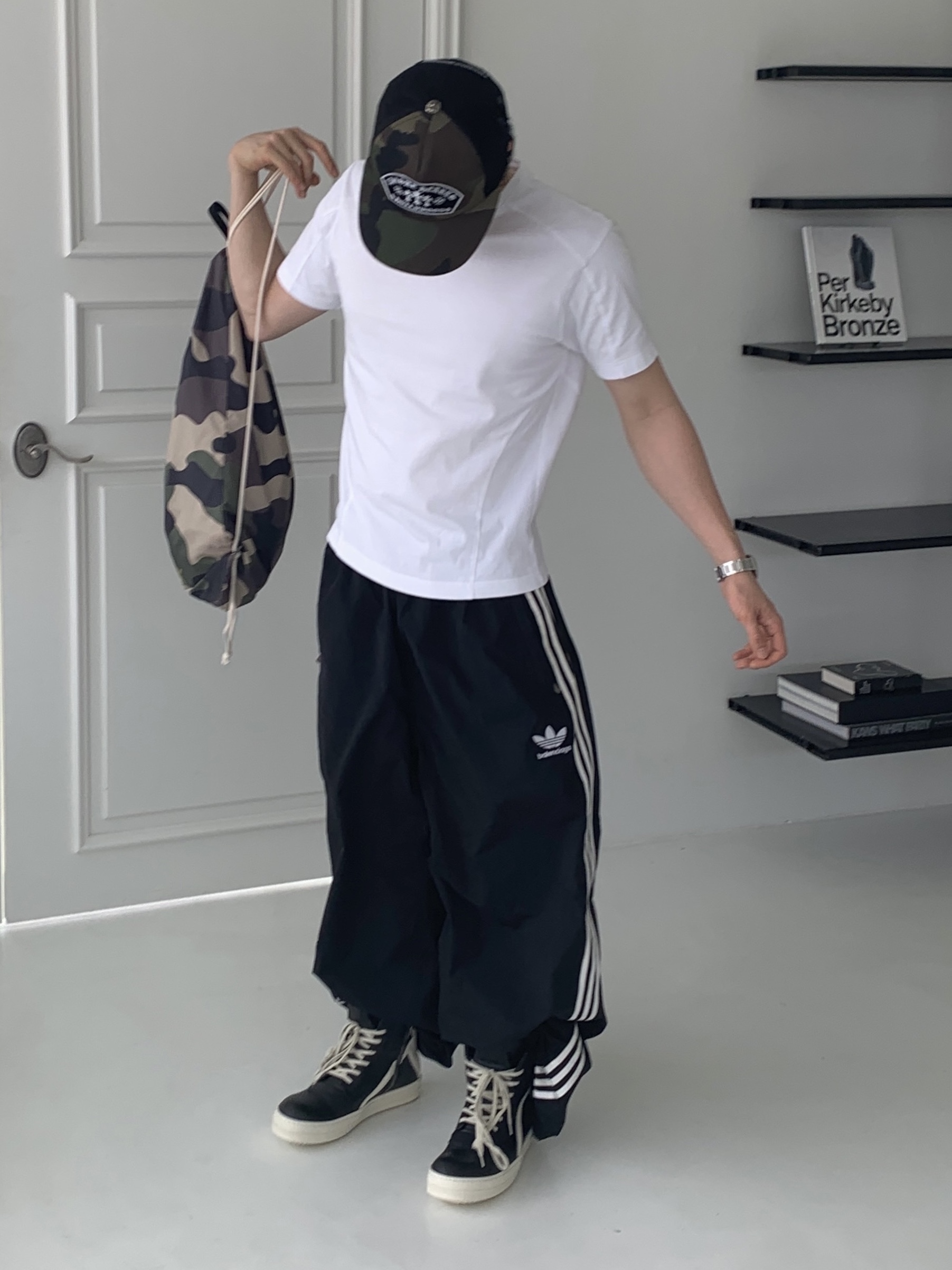 Chrome Hearts King Taco Mesh Trucker Hat Camo, Rick Owens Geobasket Full Grain Calf Leather Strobe Sneakers Black Milk White 착용 스타일 - 2