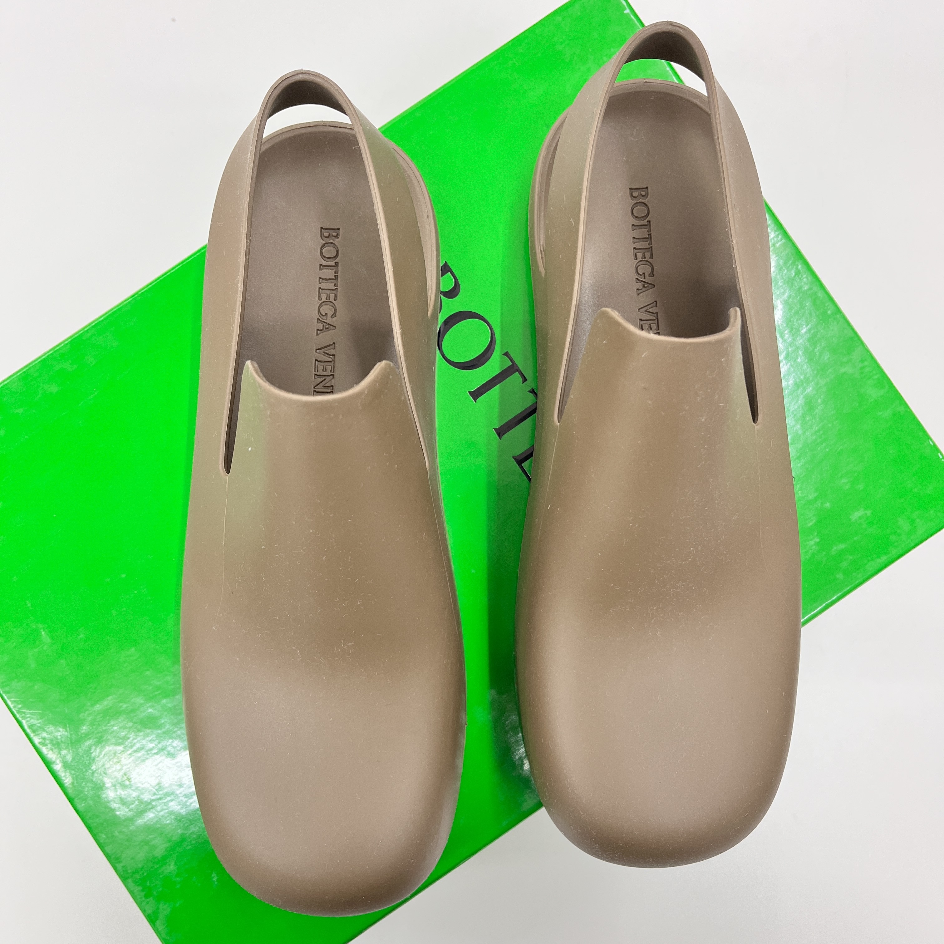 (W) Bottega Veneta Puddle Sandals Ebony 착용 스타일 - 2