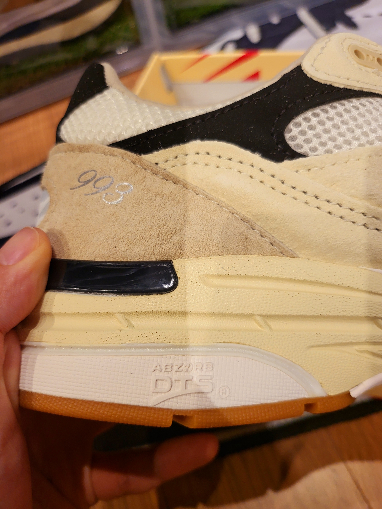 New Balance 993 Made in USA Sea Salt Black 착용 스타일 - 3