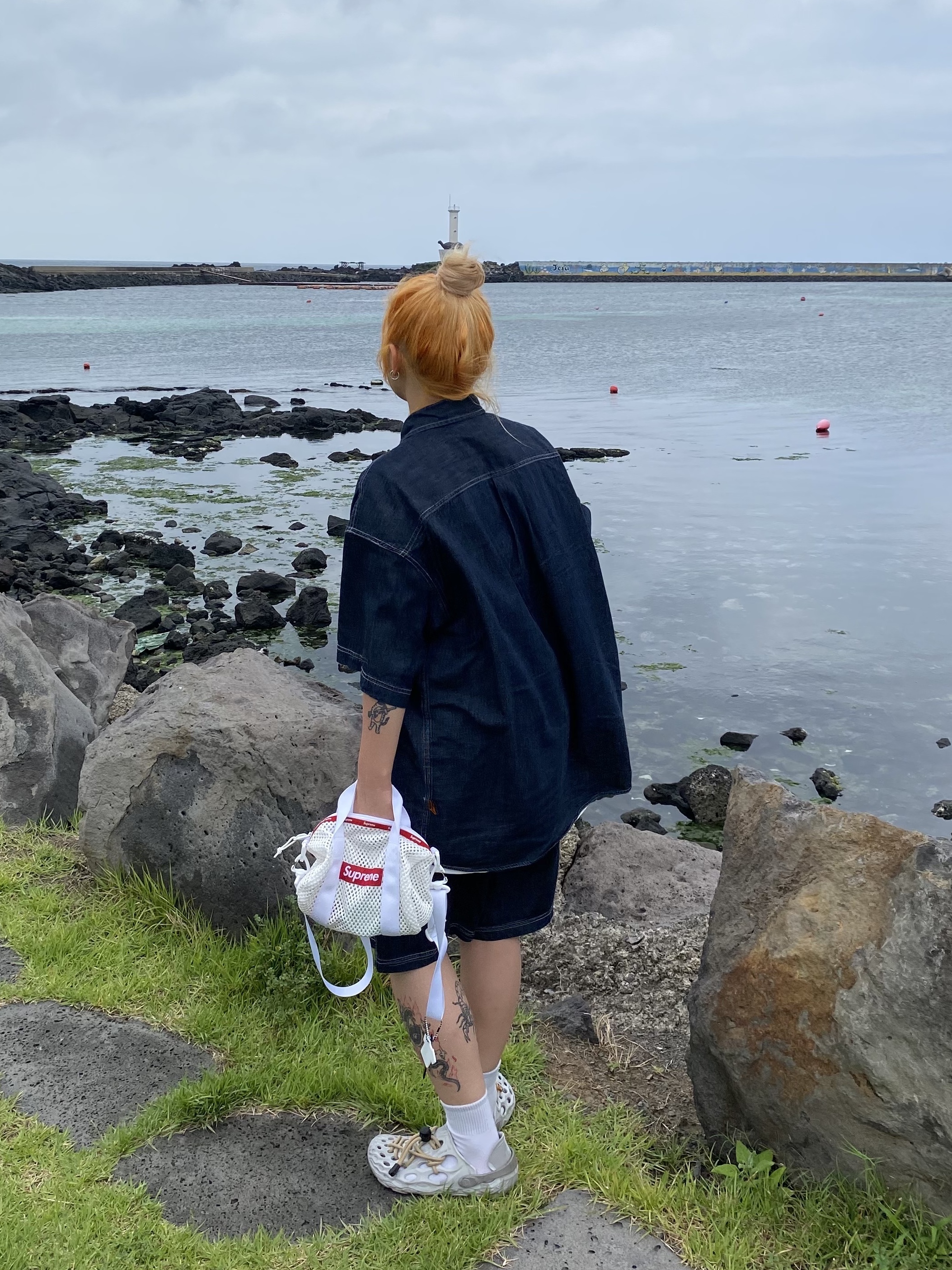 Supreme Mesh Mini Duffle Bag White - 23SS, (W) Merrell Hydro Moc White 착용 스타일