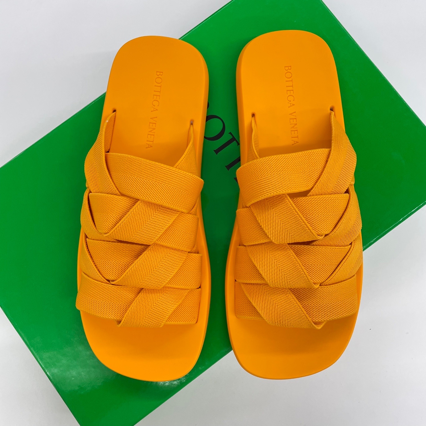 Bottega Veneta Plat Mule Tangerine 착용 스타일 - 2