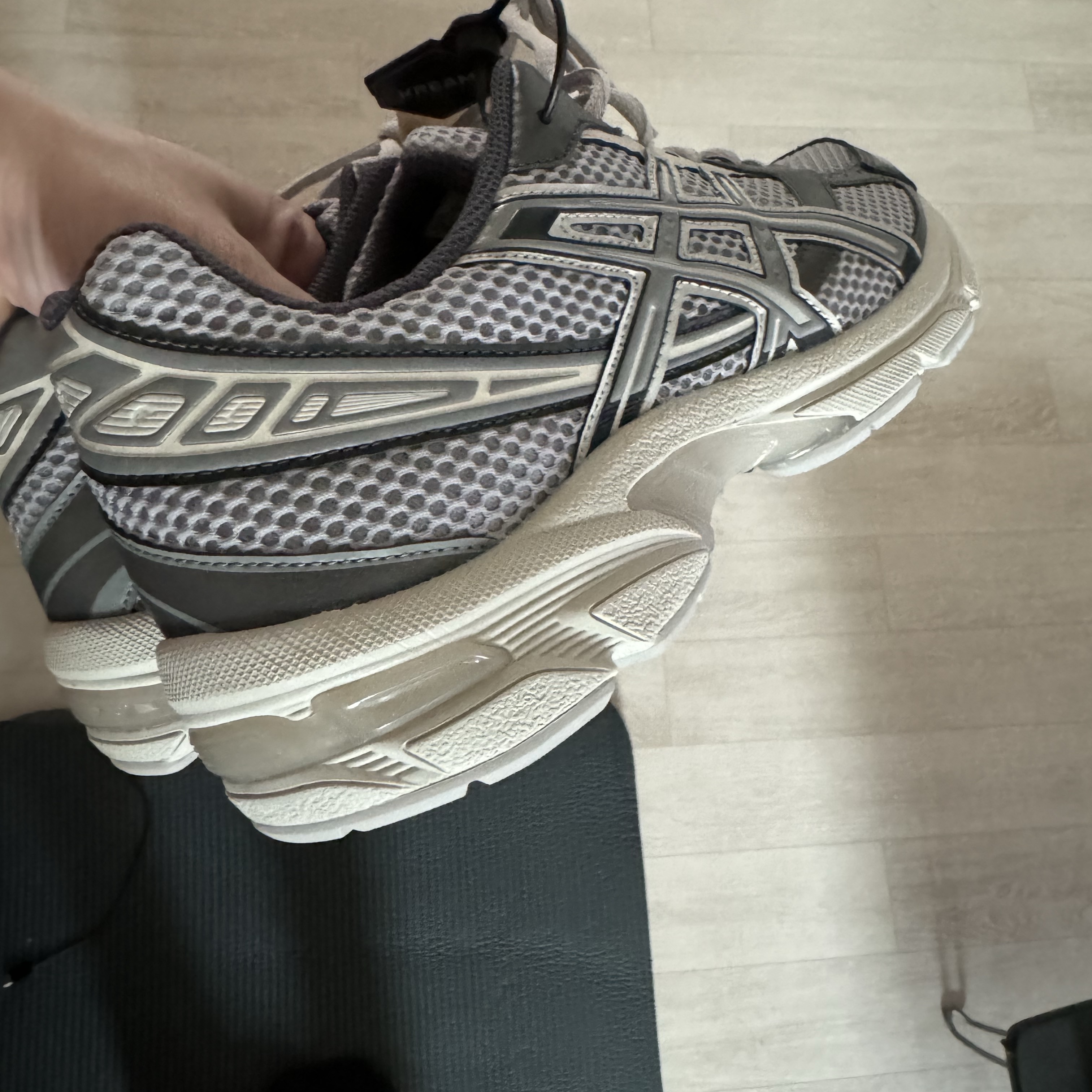 Asics Gel-1130 Oyster Grey Clay Grey 착용 스타일 - 2