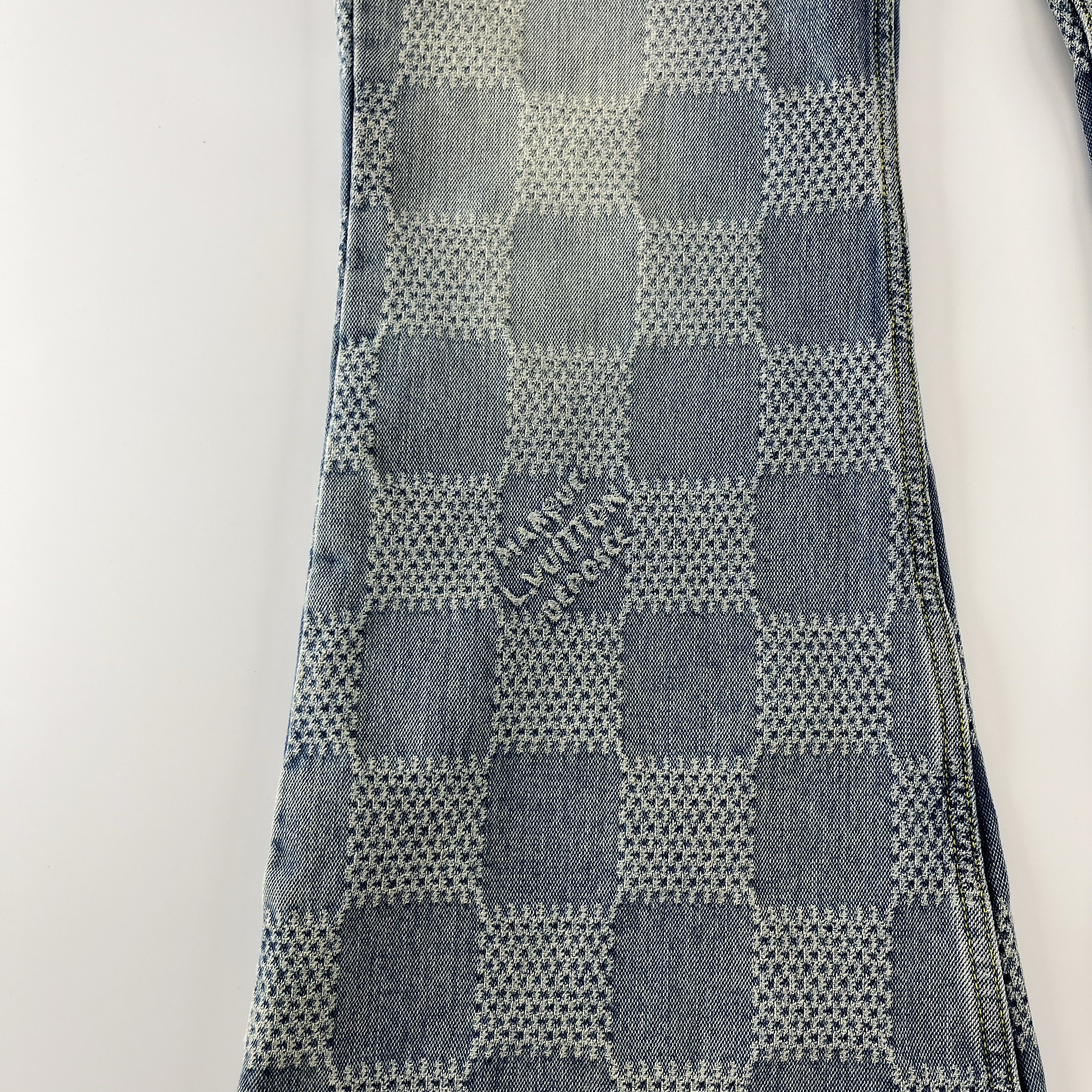 Louis Vuitton Damier Bootcut Denim Pants Indigo 착용 스타일 - 4