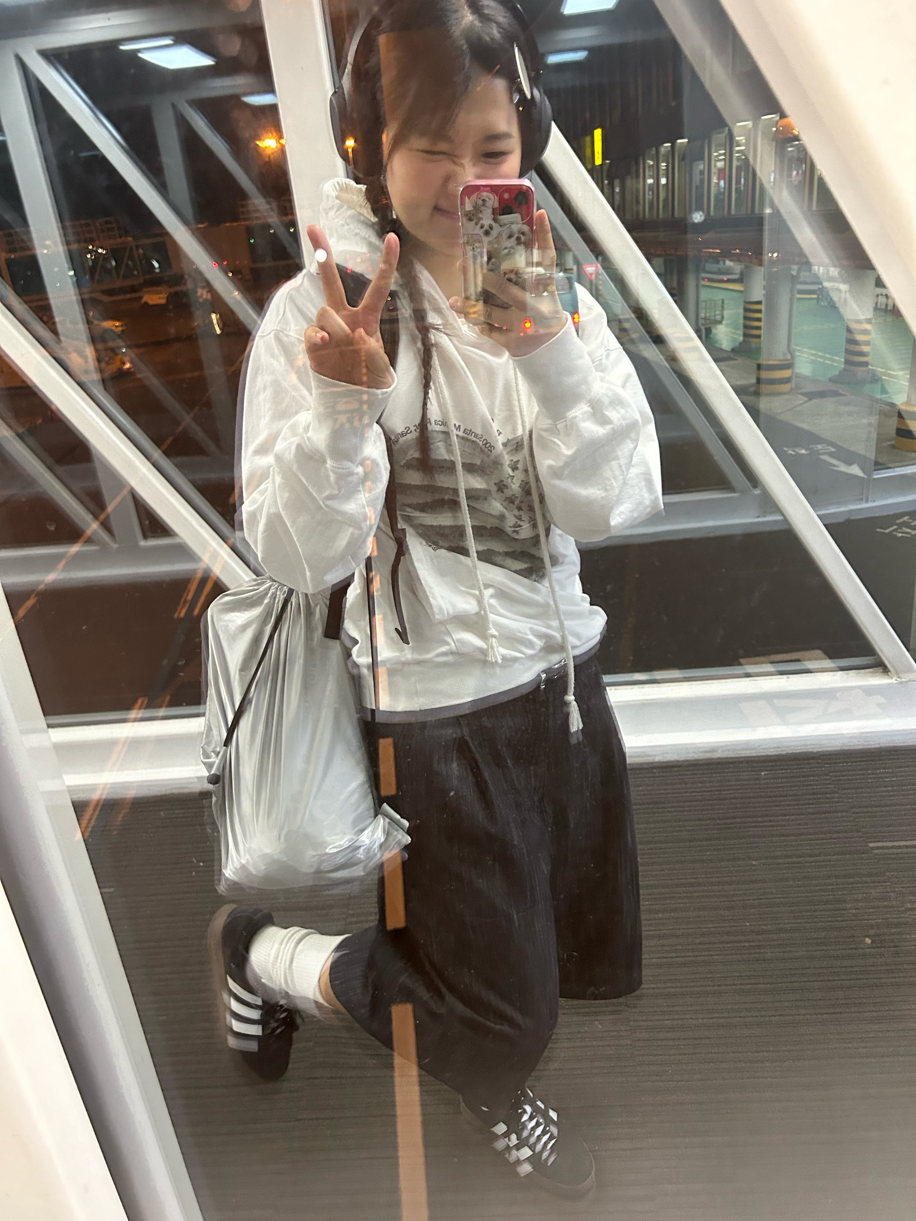 Adidas Samba OG Black White Gum, Supreme Backpack Black - 21SS 착용 스타일
