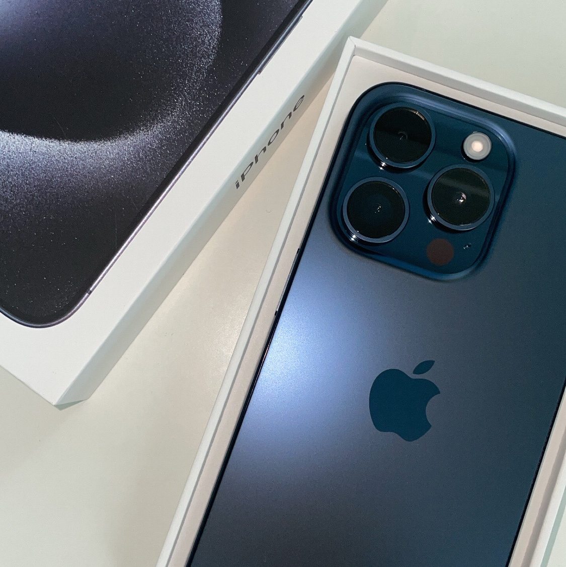 Apple iPhone 15 Pro 128GB Blue Titanium (Korean Ver.) 착용 스타일 - 1
