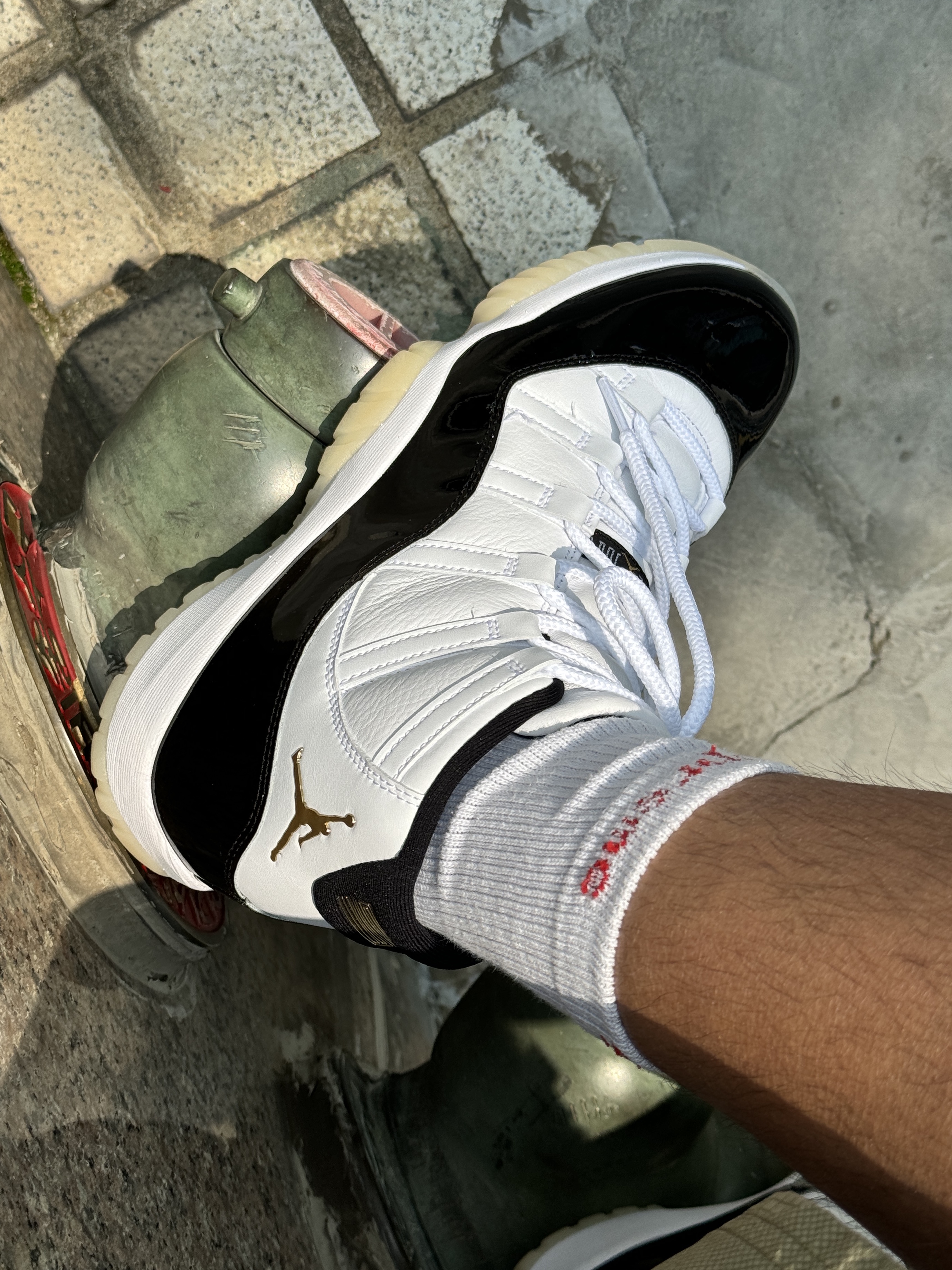 Jordan 11 Retro Gratitude, Supreme Hanes Crew Socks White (4 Pack) 착용 스타일 - 1